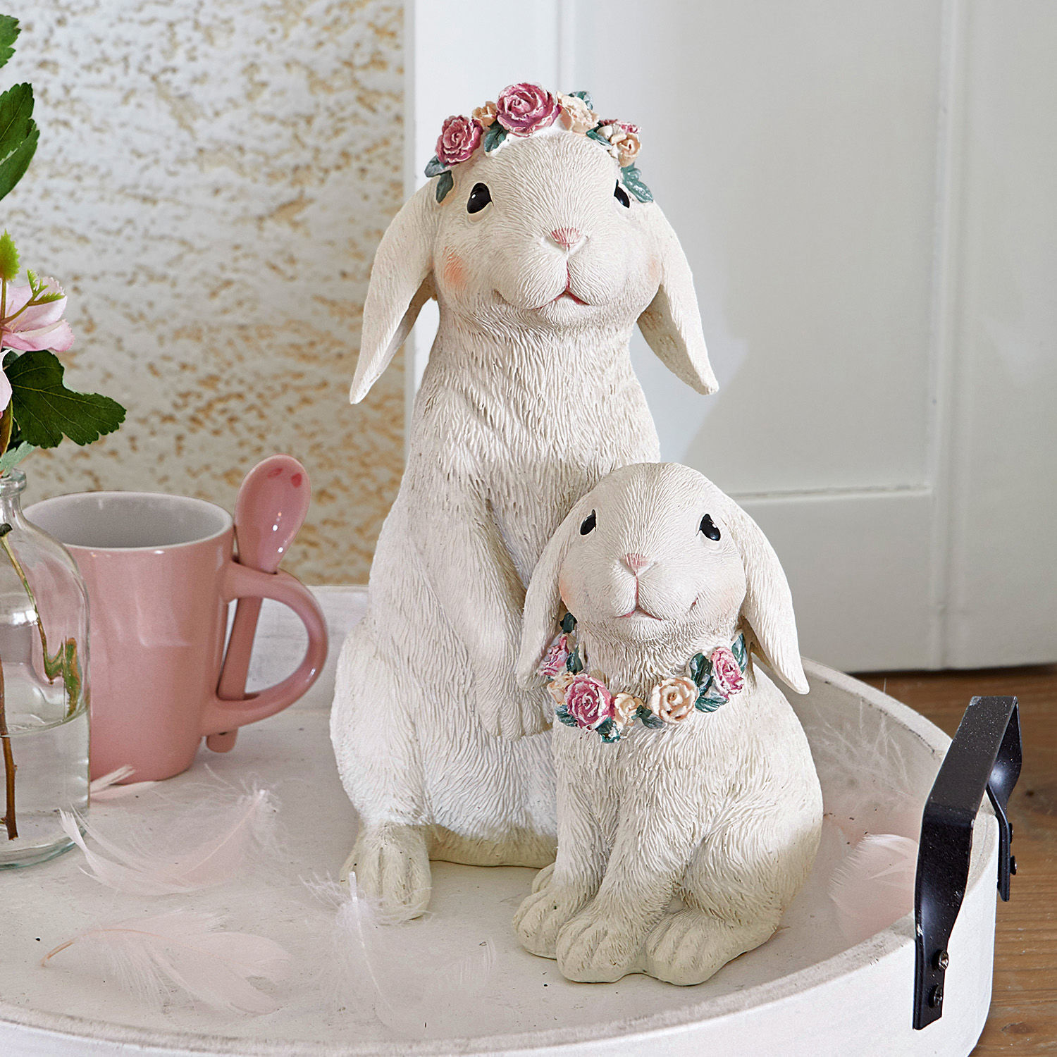 Lapins Sappos Figurines blanches de lapins décoratifs avec couronnes de fleurs, décoration printanière intérieure