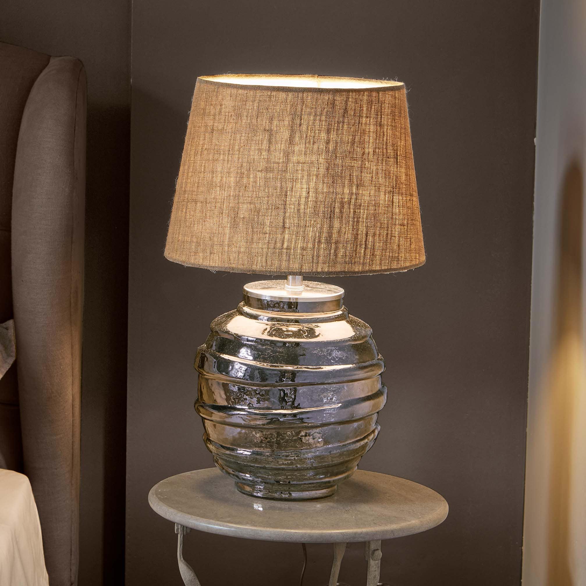 Lampe de table avec base en céramique noire et abat-jour beige en tissu pour salon