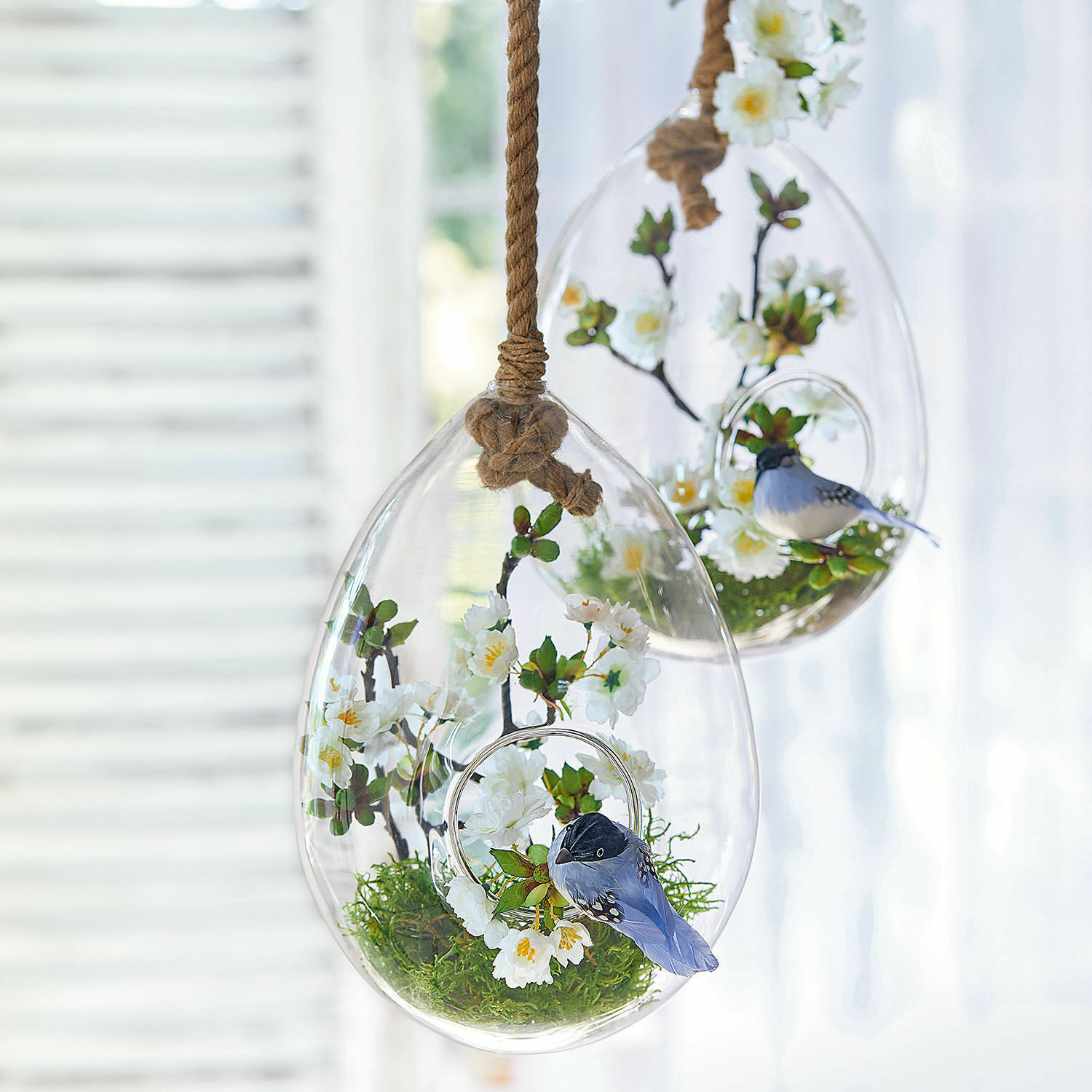 Lot de 2 œufs en verre Noam Décoration suspendue en verre avec fleurs blanches et oiseau bleu, ornement printanier pour intérieur