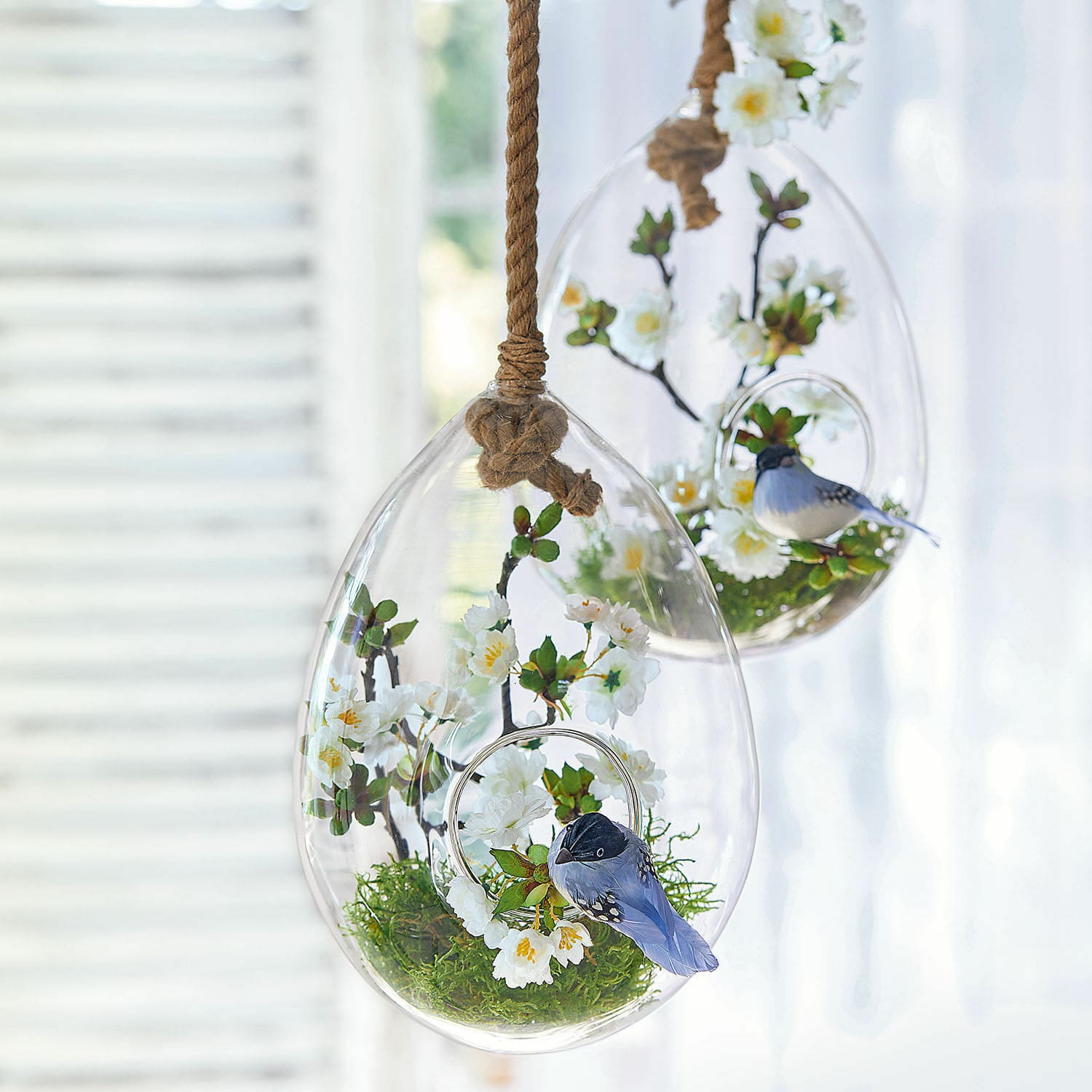 Lot de 2 œufs en verre Noam Décoration suspendue en verre avec fleurs blanches et oiseau bleu, ornement printanier pour intérieur