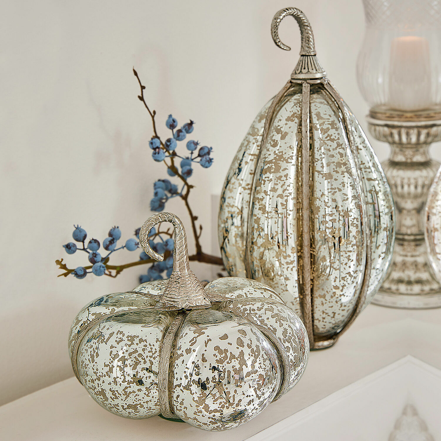 Lot de 2 citrouilles Kiyo Décorations citrouilles en verre effet argent vieilli pour une ambiance automnale élégante