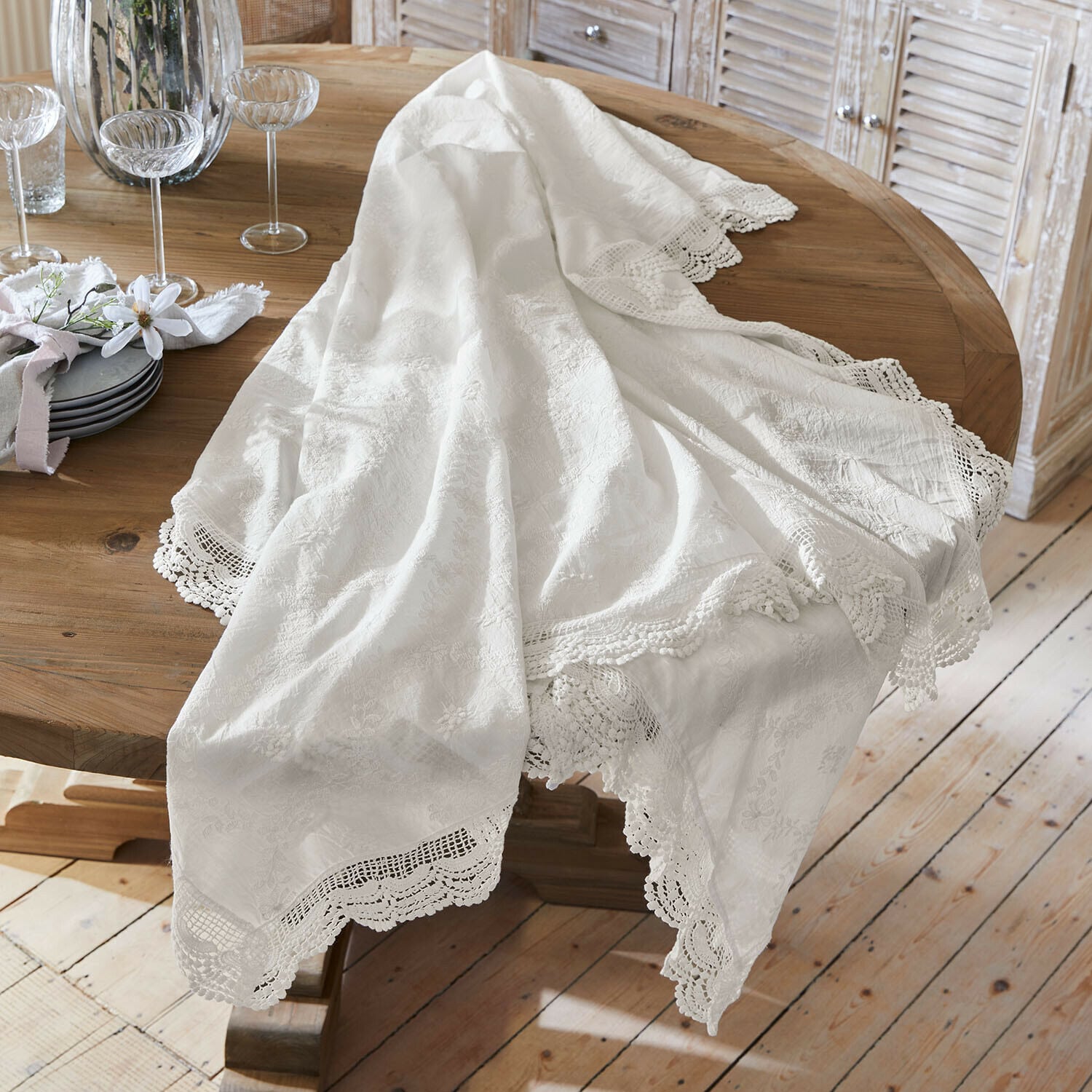 Nappe Valek Nappe blanche avec bordure en dentelle sur une table en bois, décoration de salle à manger élégante