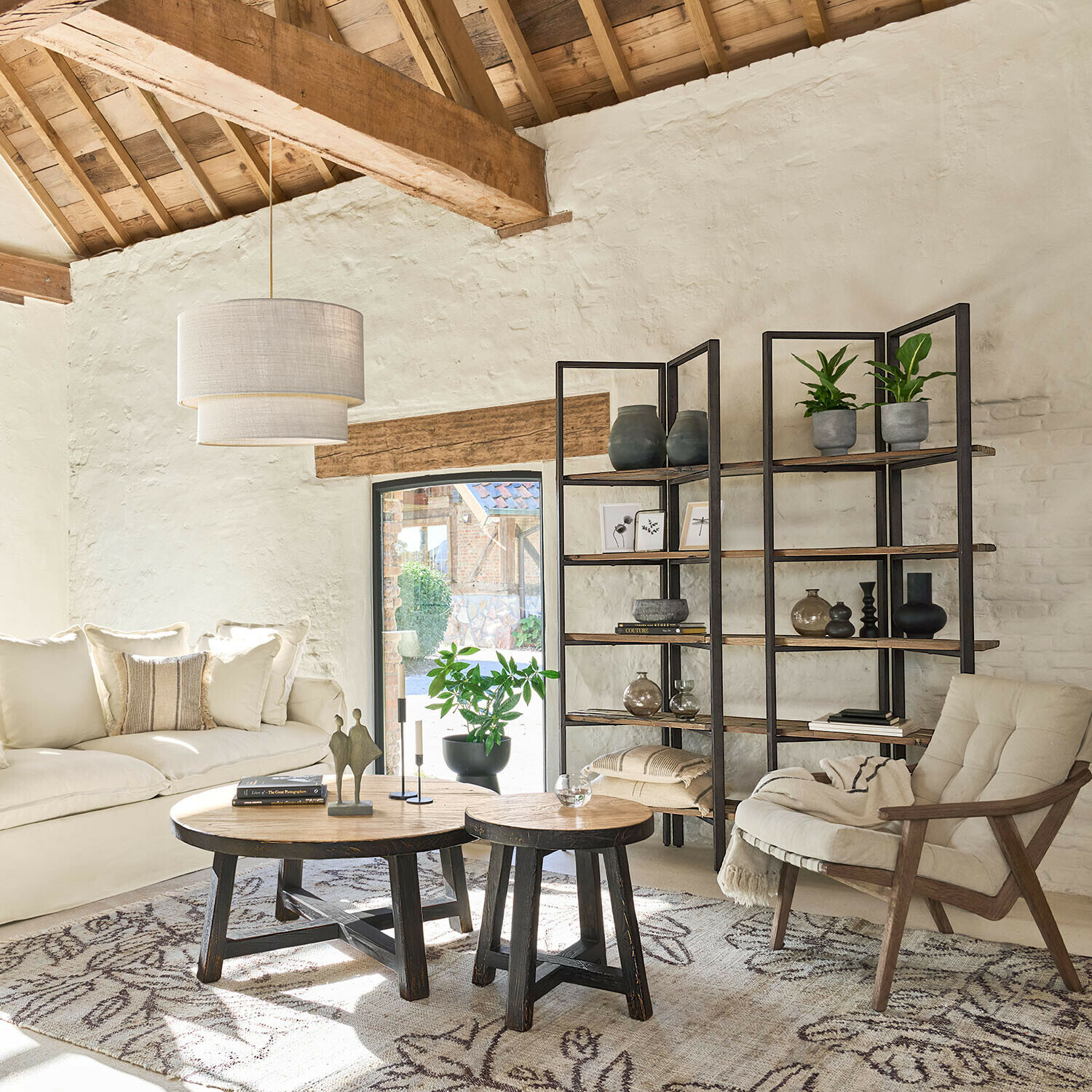 Tapis réversible Maruva Salon chaleureux avec tables basses en bois et étagères en métal et bois dans des tons clairs
