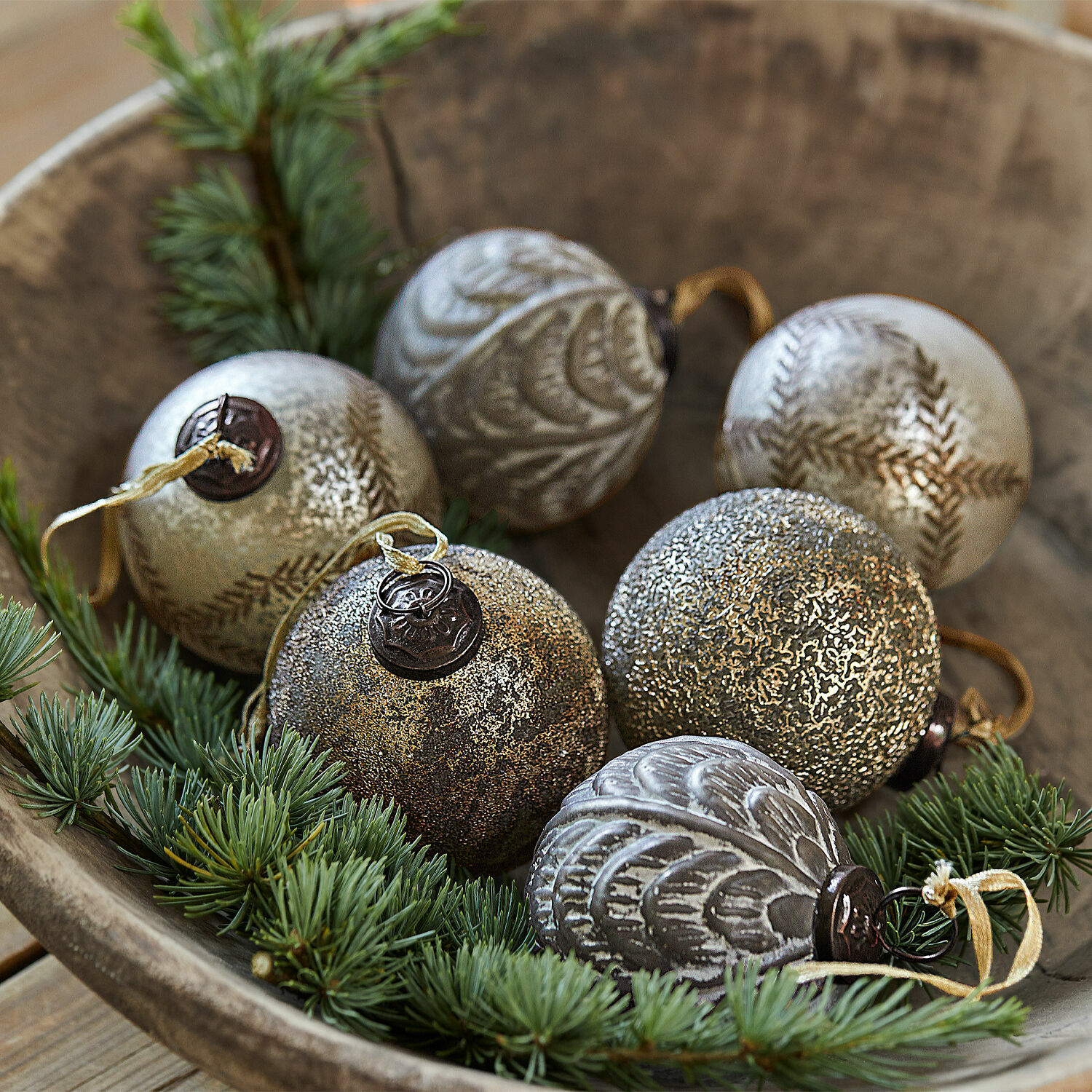 Lot de 6 boules de Noël Hélisande Ensemble de boules de Noël en verre doré et argenté avec motifs décoratifs et branches de sapin vertes