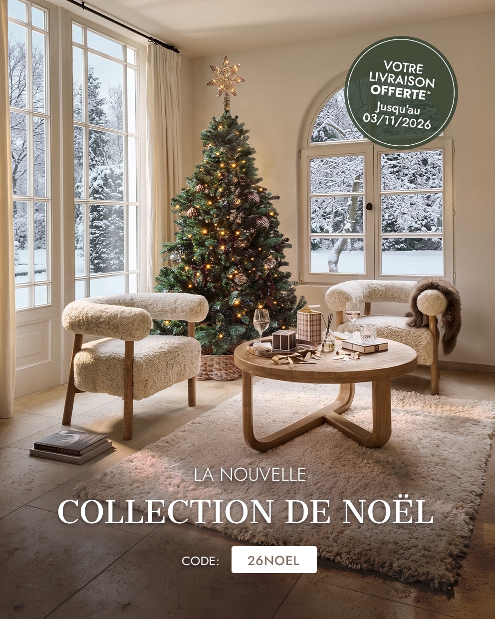 Salon chaleureux avec sapin de Noël décoré et fauteuils en bois clair avec revêtement crème doux