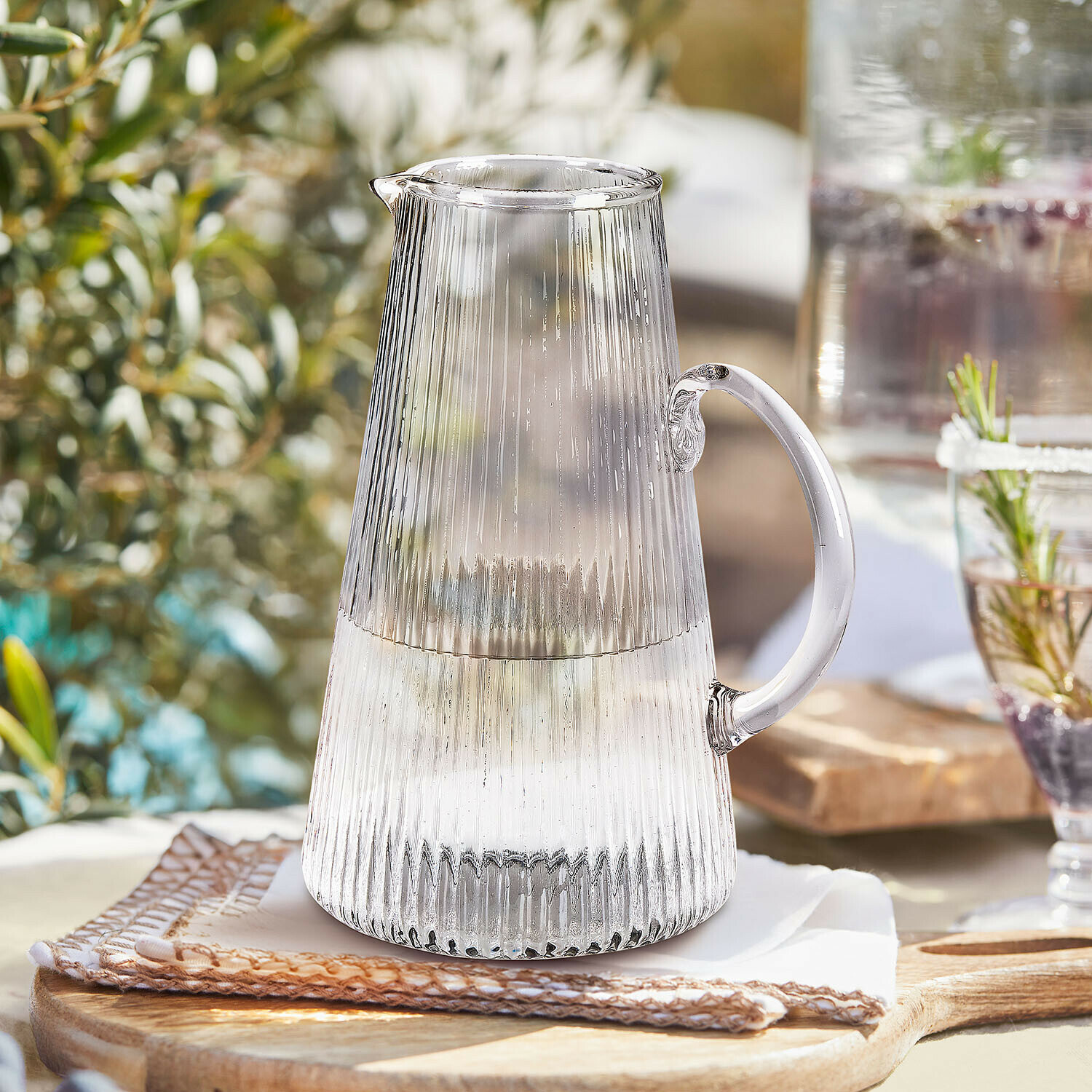 Pichet Caleza Carafe en verre transparent avec motif strié et anse, idéale pour boissons estivales sur table