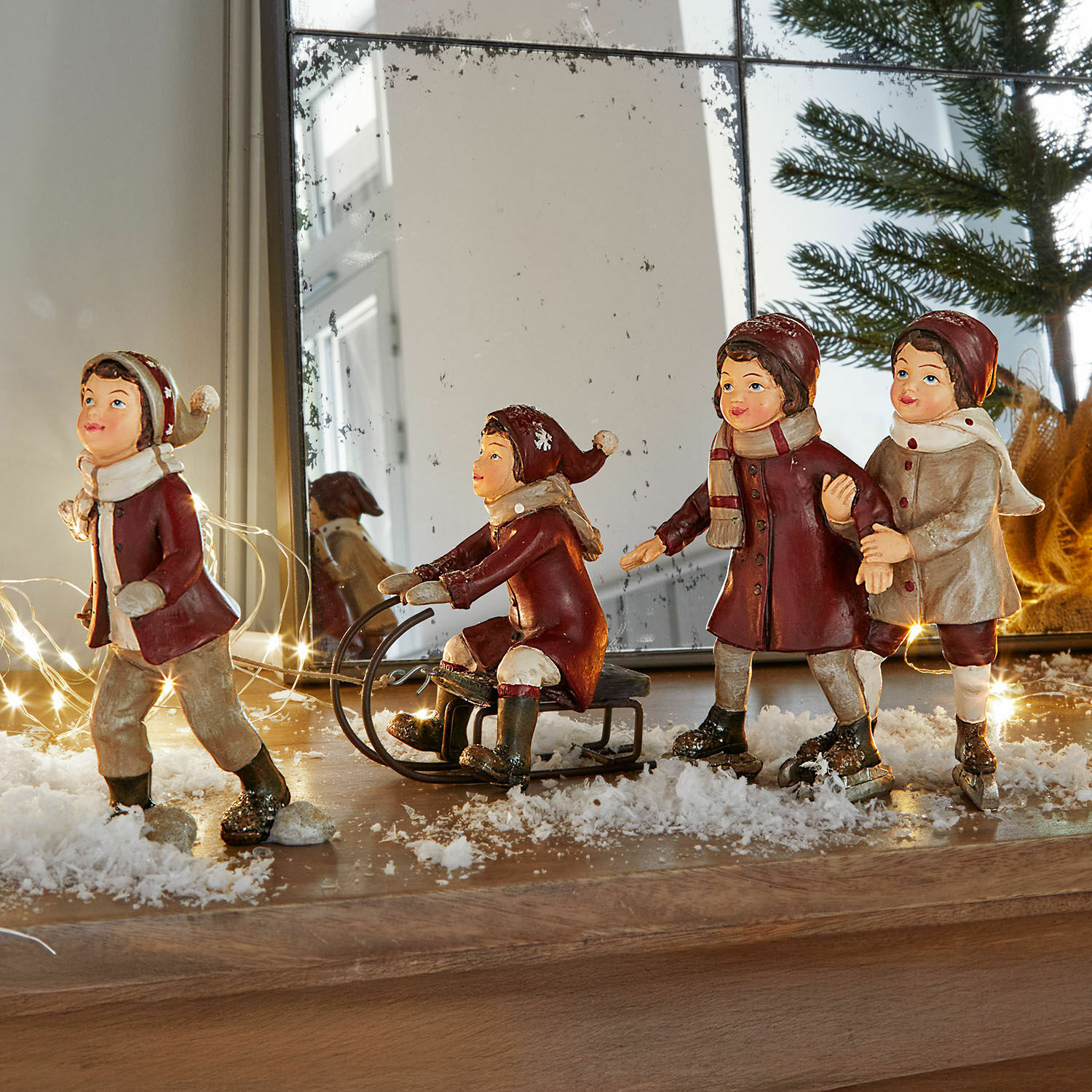 Lot de 2 figurines Andros Figurines d'enfants en vêtements d'hiver avec luge et patins sur surface en bois décorée de neige