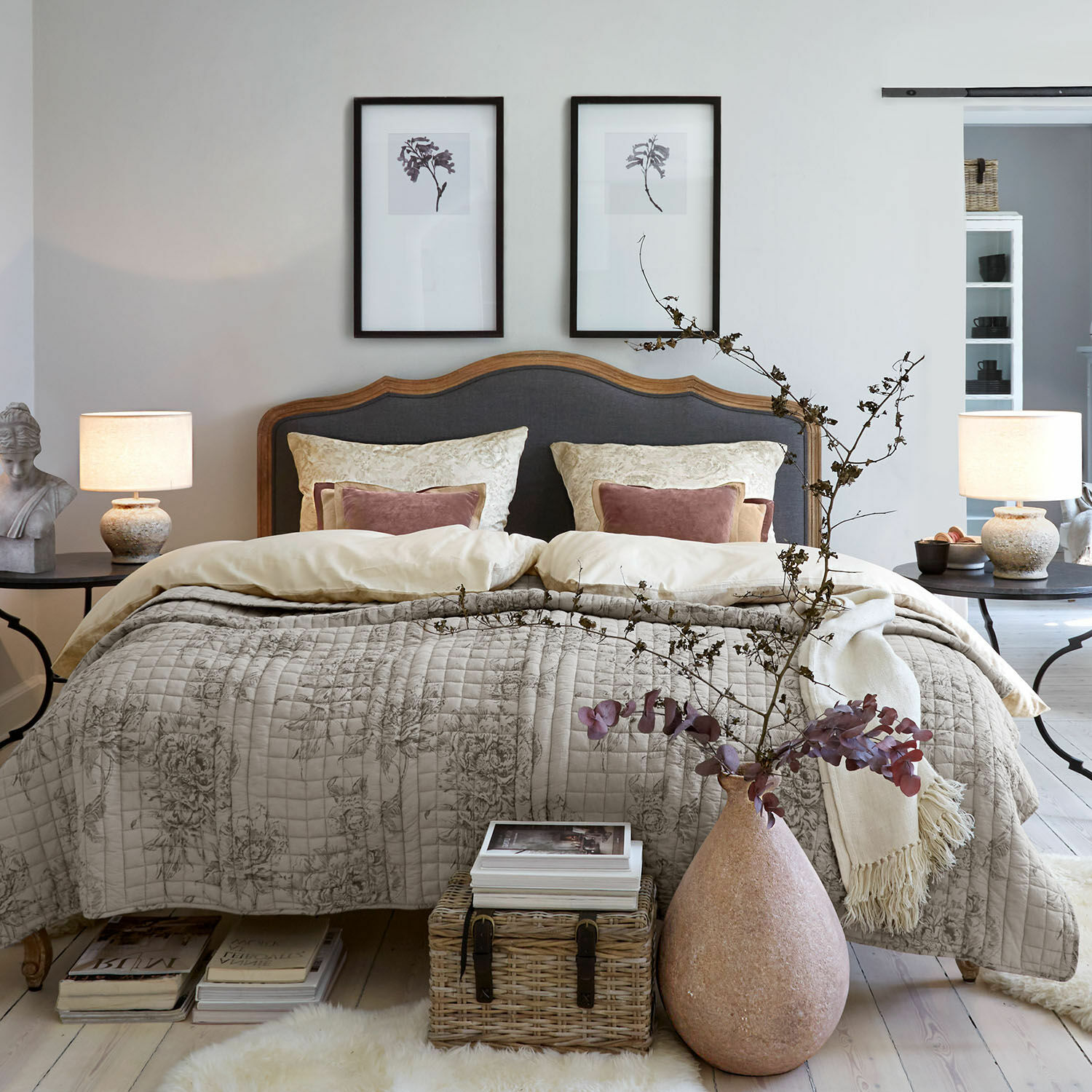Parure de lit Bravonea Chambre chaleureuse avec lit à tête de lit en bois et tissu gris, couette beige à motif floral, décor naturel