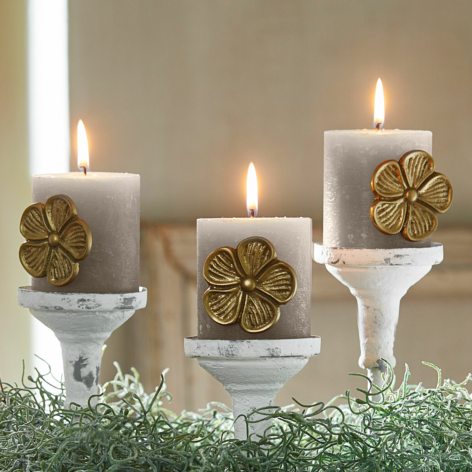 Lot de 3 pin’s décoratifs Olevir Trois bougies grises avec décoration fleur dorée sur des chandeliers blancs entourés de feuillage vert