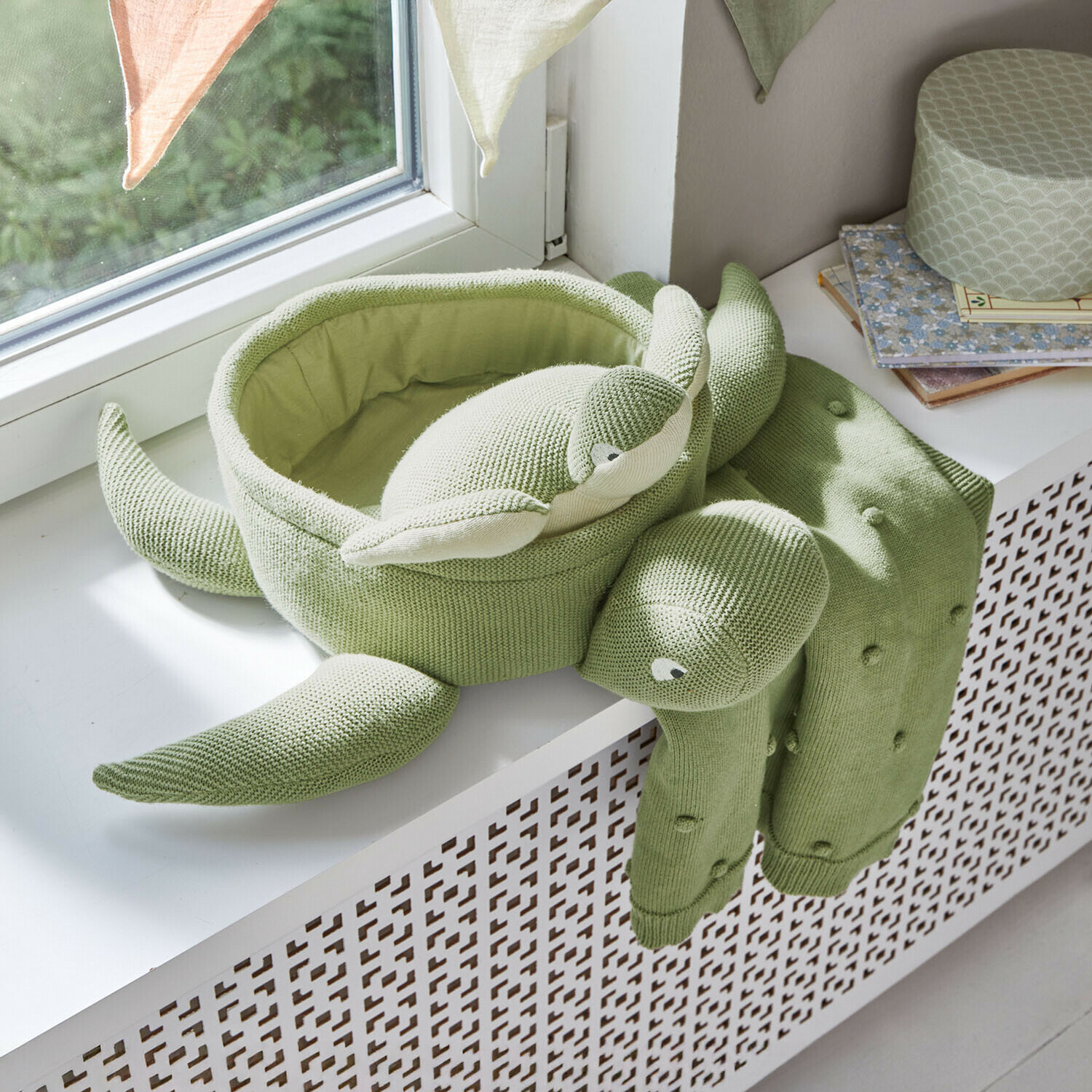 Lot de peluches Bubbilo Coussin vert tricoté en forme de tortue posé sur un rebord de fenêtre, décoration douce pour chambre d'enfant