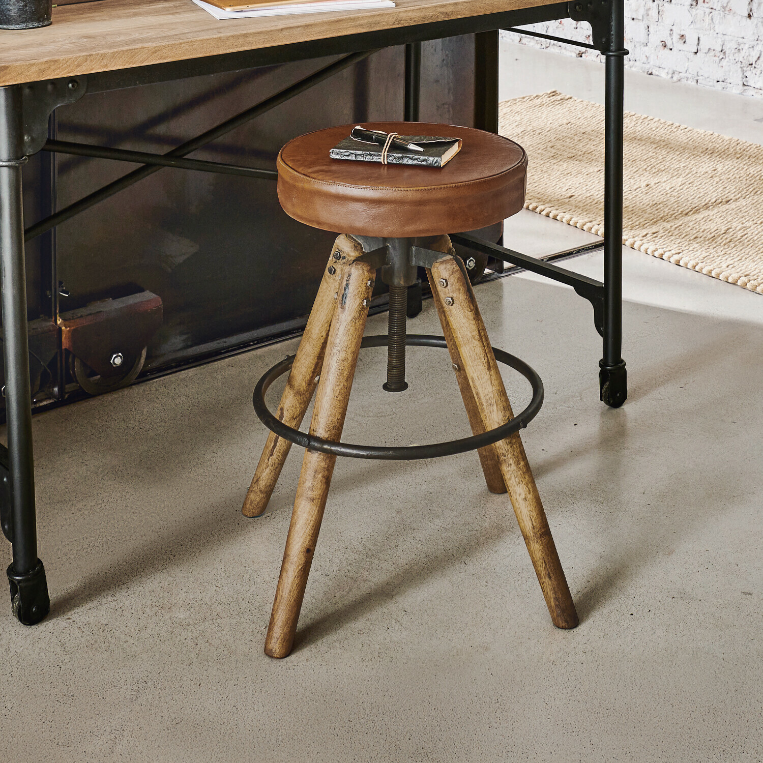 Tabouret Twist Tabouret de bar avec assise en cuir marron et pieds en bois style industriel