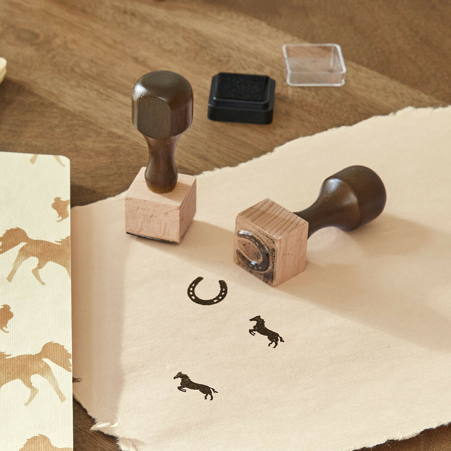 Lot de 2 tampons Windermay Tampons en bois avec motifs cheval et fer à cheval sur papier beige pour loisirs créatifs