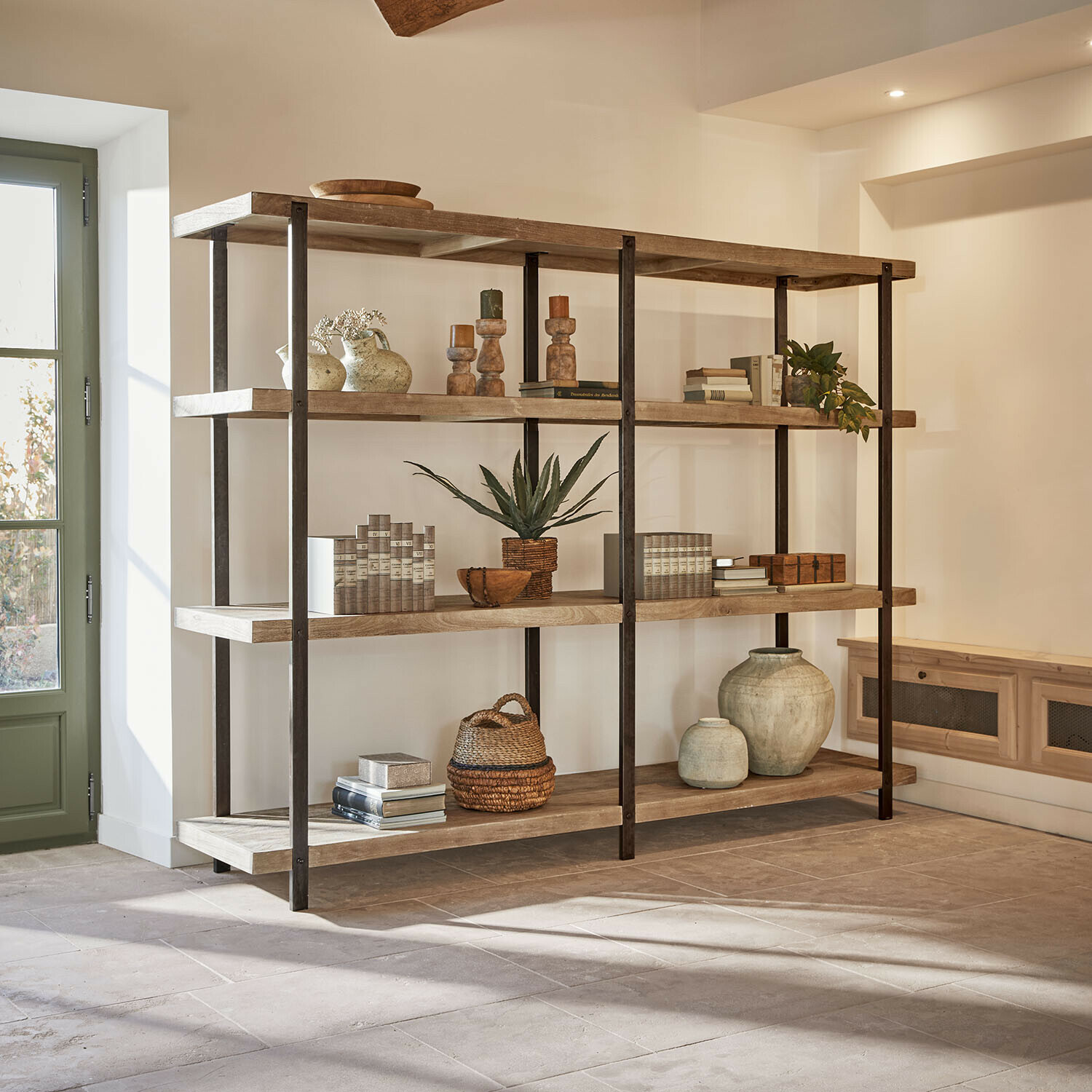 Étagère Haverfell Étagère en bois et métal couleur naturelle avec décorations et livres dans un intérieur lumineux