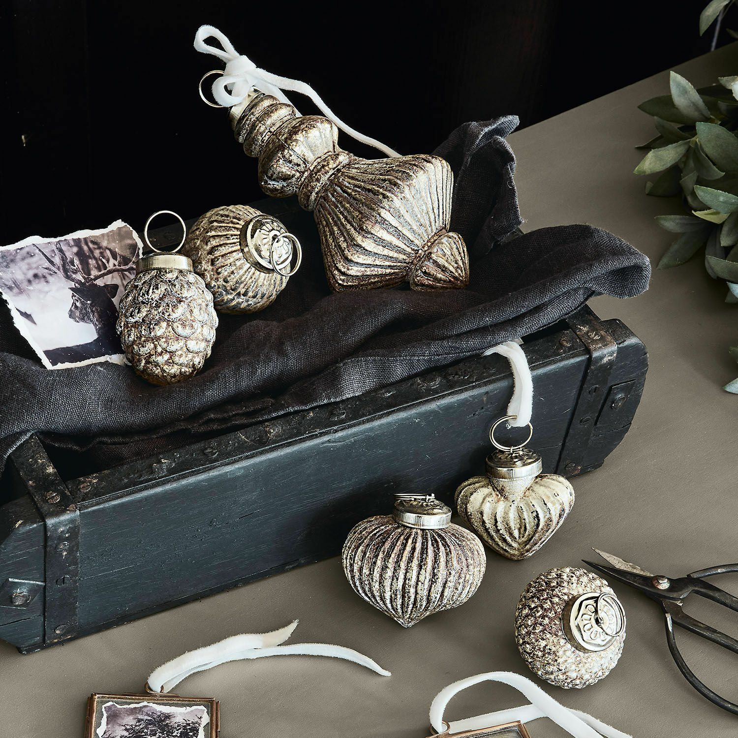 Lot de 6 décorations de Noël Ménoire Ensemble de décorations de Noël en verre argenté avec rubans blancs pour décoration festive