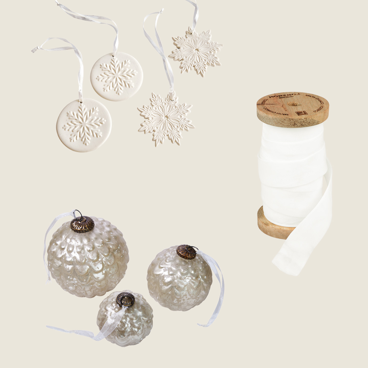 Ensemble de décorations de Noël blanches en céramique et boules en verre avec ruban blanc sur bobine en bois