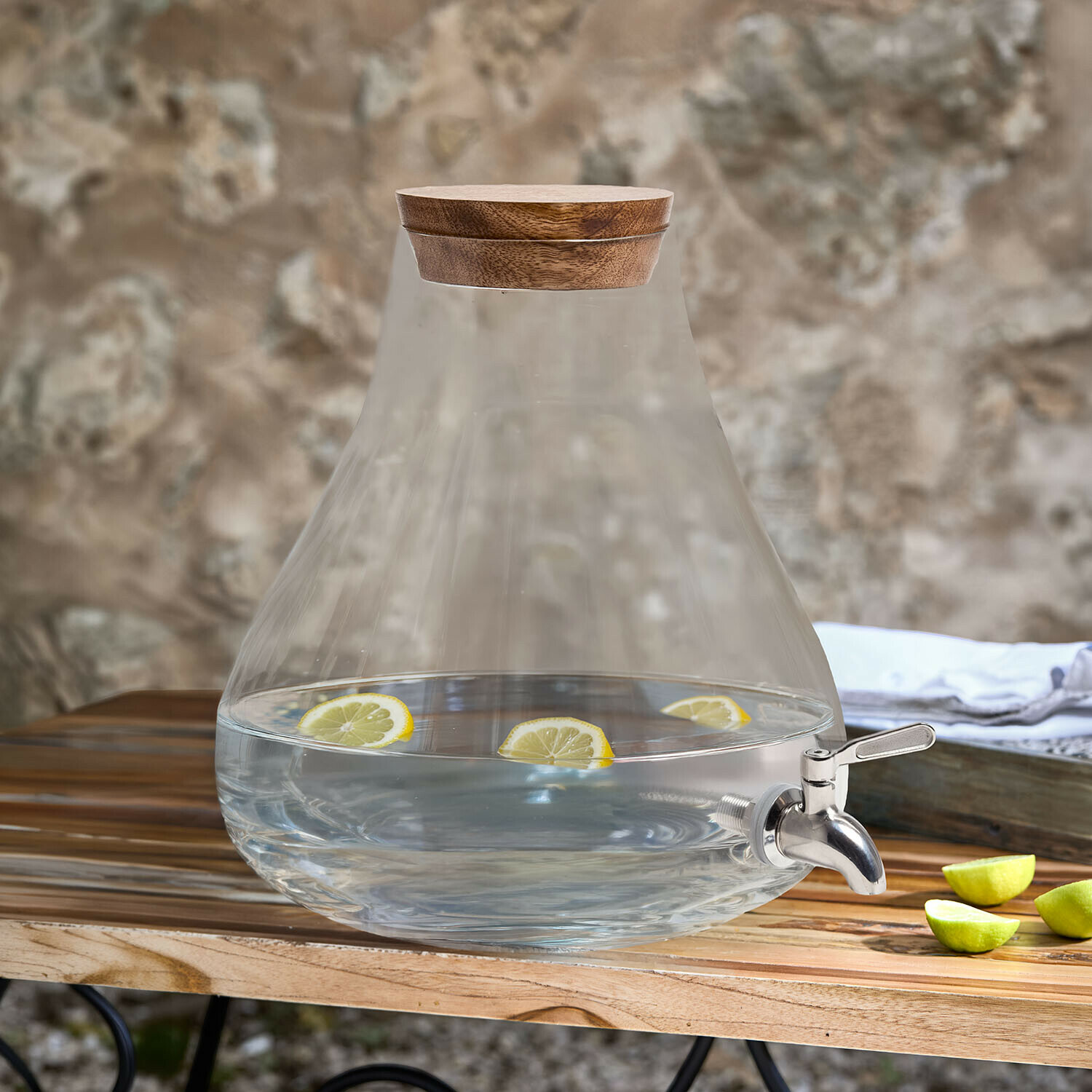 Distributeur de boisson Distributeur de boissons en verre avec couvercle en bois et robinet en métal, tranches de citron à l'intérieur