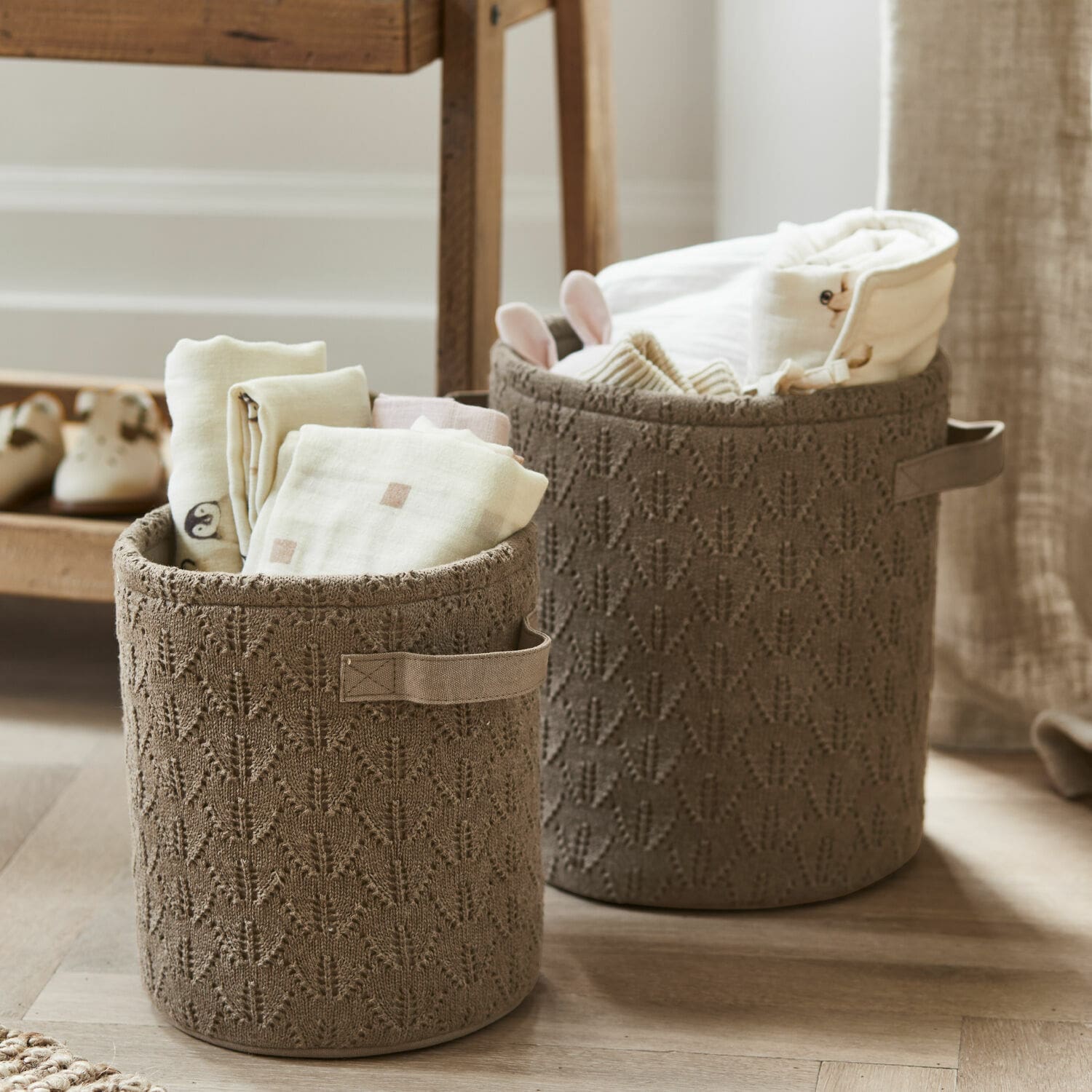 Lot de 2 paniers Ernival Paniers en tricot marron avec poignées remplis de tissus clairs pour rangement pratique à la maison