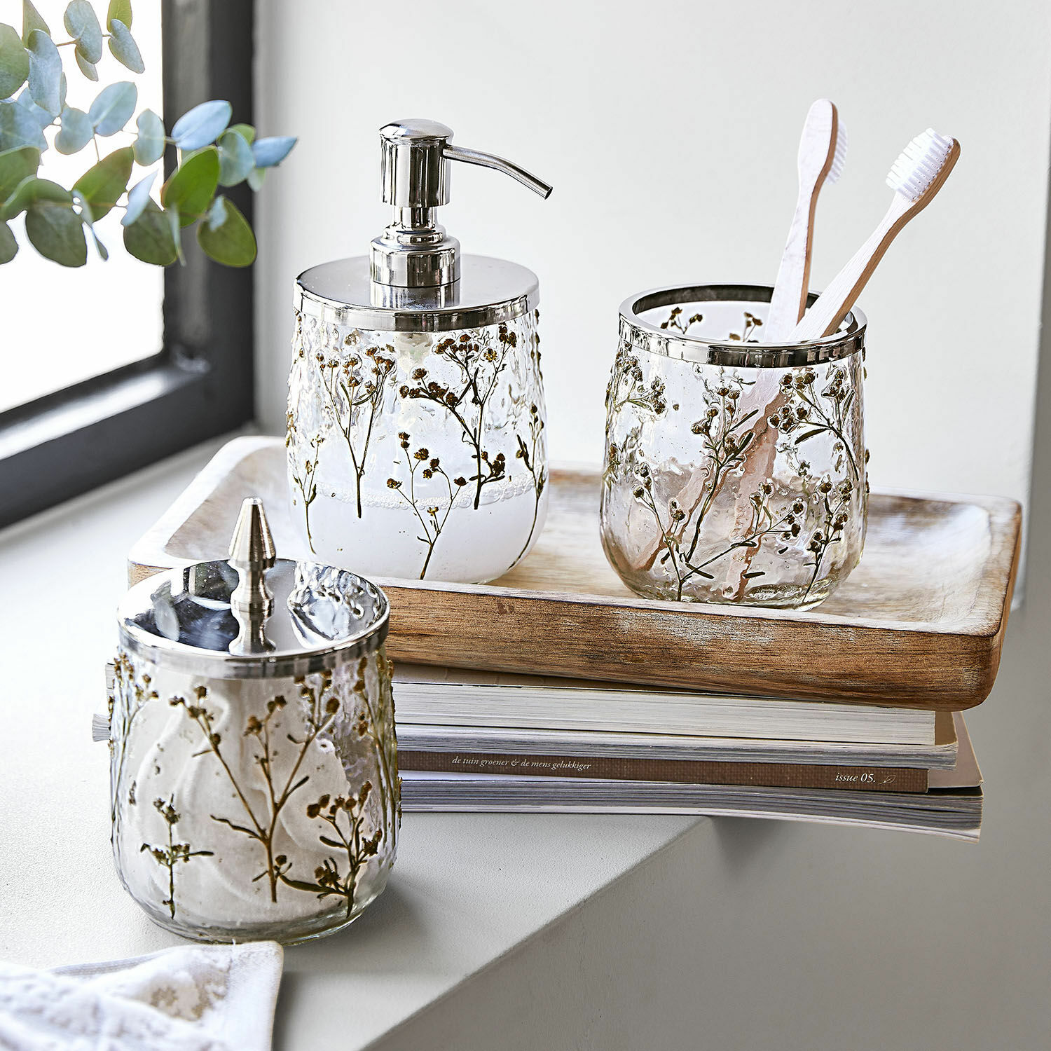 Set de salle de bains Elorisse Ensemble de salle de bain en verre avec motif floral et éléments métalliques sur plateau en bois
