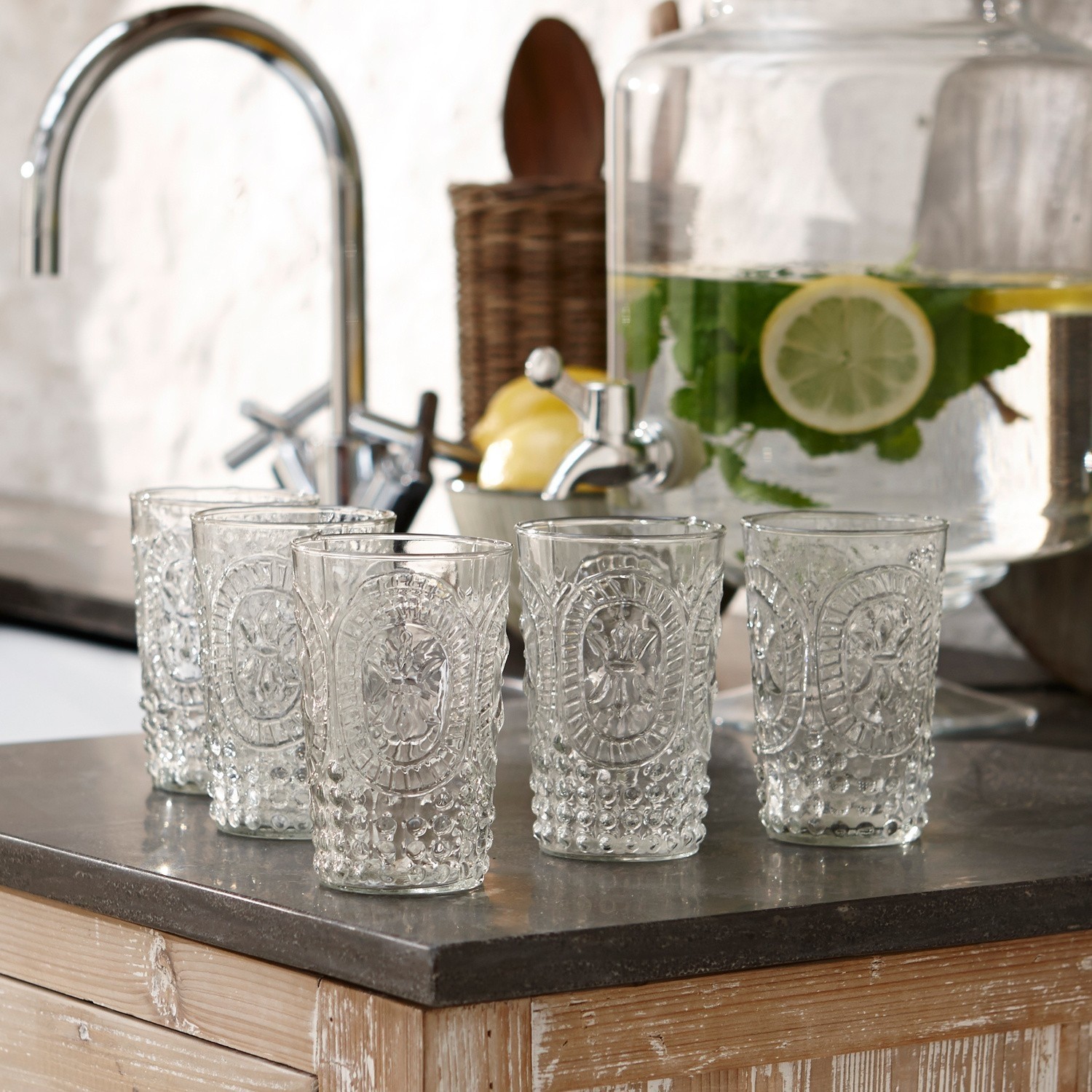 Lot de 6 verres Fleury Ensemble de six verres transparents avec motif décoratif sur plan de travail en cuisine, verre élégant