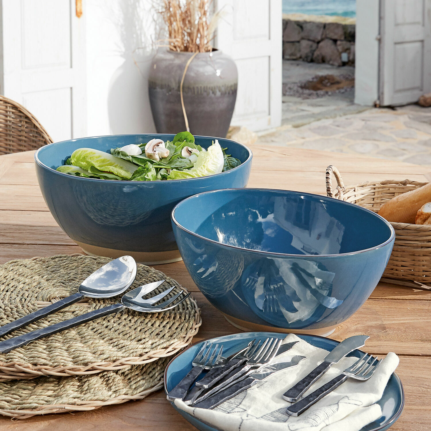 Lot de 2 saladiers Biarré Ensemble de bols en céramique bleue pour salade sur table en bois avec couverts et pain