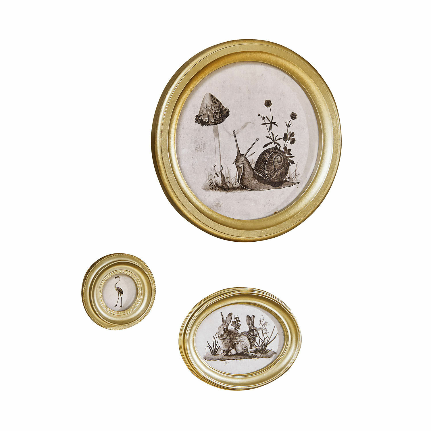 Lot de 3 cadres Atriana Ensemble de trois cadres dorés avec illustrations d'escargot, flamant rose et lapins pour décoration murale