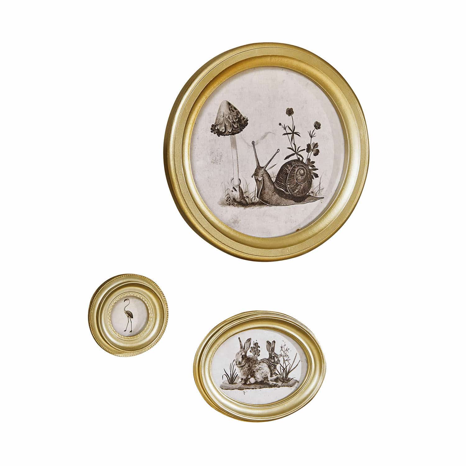Lot de 3 cadres Atriana Ensemble de trois cadres dorés avec illustrations d'escargot, flamant rose et lapins pour décoration murale