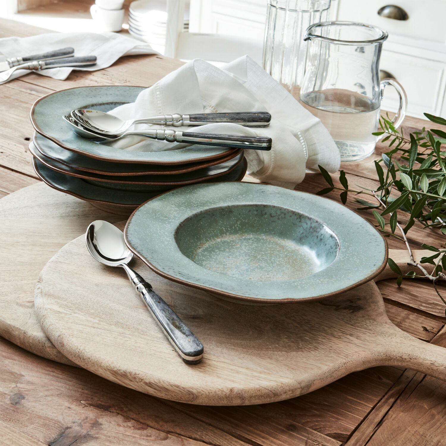 Lot de 6 assiettes creuses Biarré Ensemble d'assiettes en céramique vertes avec cuillères en métal sur planche à découper en bois rustique