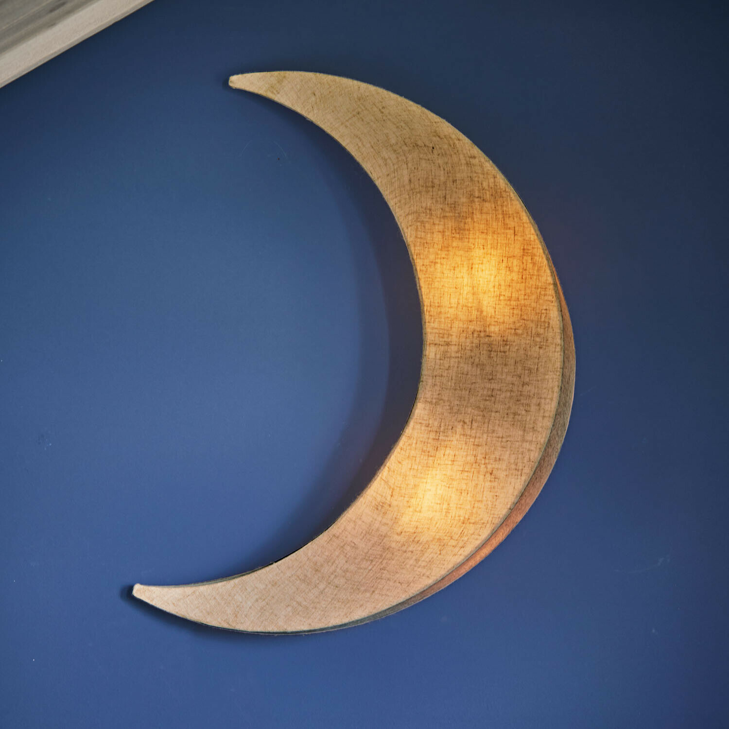 Applique murale Jollymoon Applique murale en forme de croissant de lune en tissu beige sur mur bleu