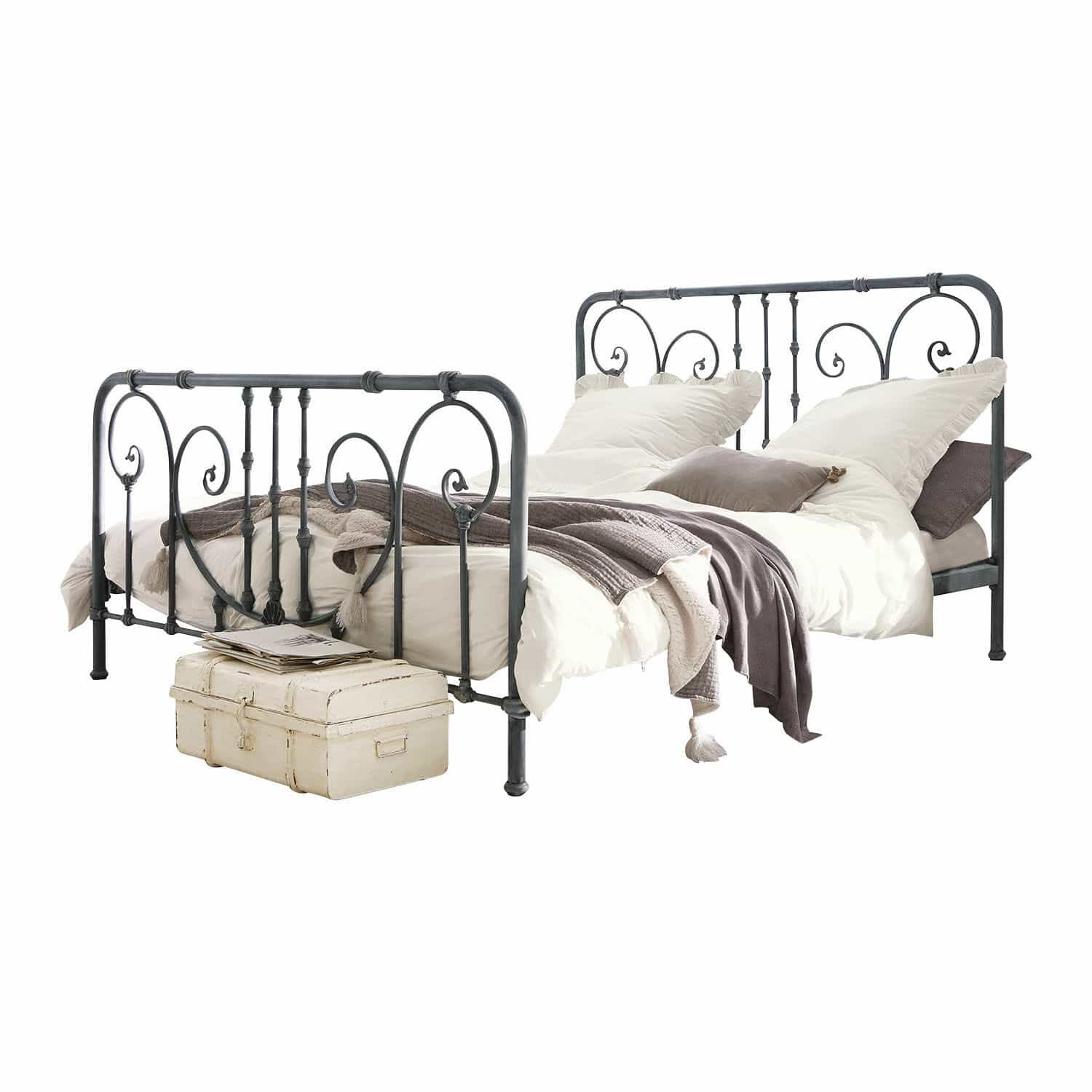 Lit Genouillé Lit en métal gris style vintage avec décorations ornementales, linge de lit blanc et couvertures grises