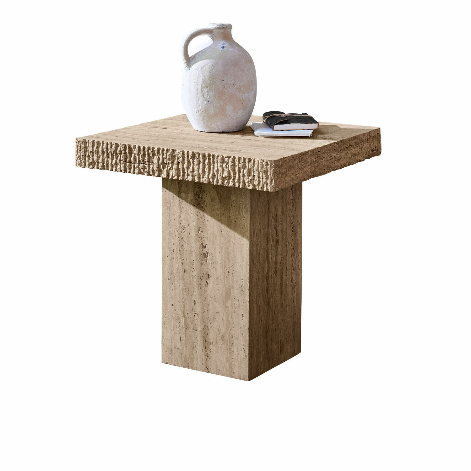 Table d’appoint Gainsbury Table carrée en travertin beige naturel avec cruche décorative et livres posés dessus