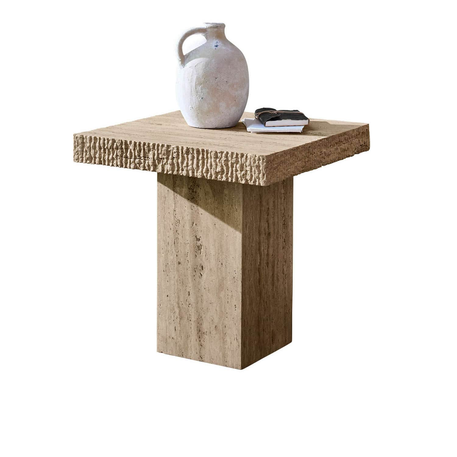 Table d’appoint Gainsbury Table carrée en travertin beige naturel avec cruche décorative et livres posés dessus