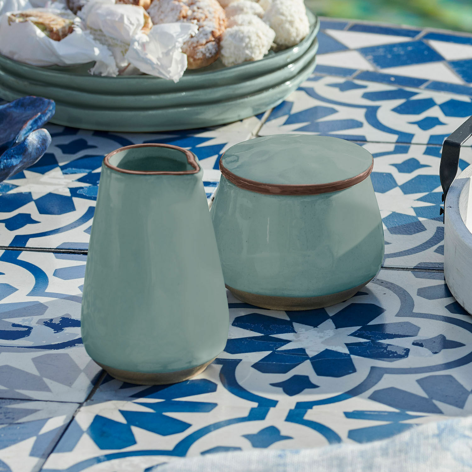 Sucrier et petit pot à lait Biarré Pichet et pot en céramique vert sur une table à motifs bleus et blancs