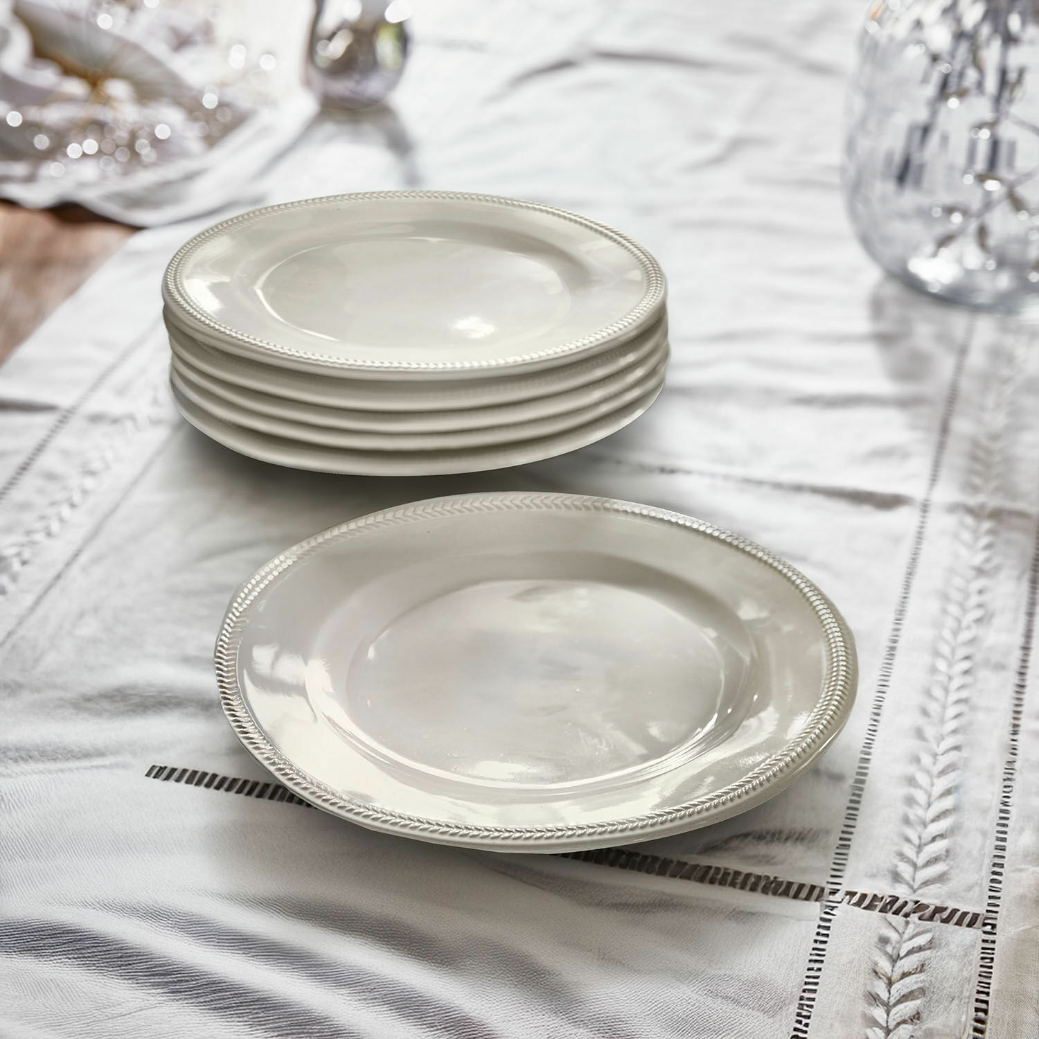 Lot de 6 assiettes à dessert Norrvik Ensemble d'assiettes blanches en céramique avec bord décoratif sur une nappe en lin pour salle à manger