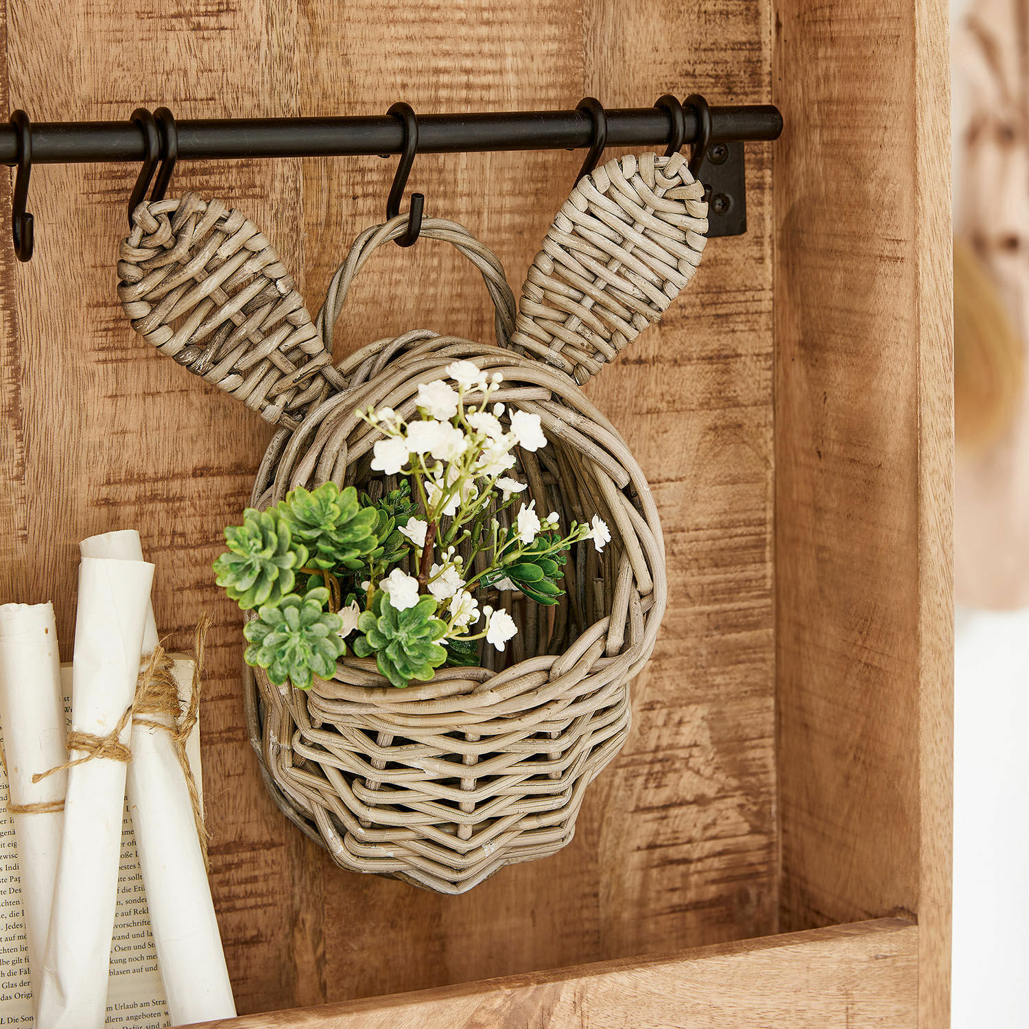 Panier Frances Panier en rotin suspendu en forme de tête avec oreilles, décoré de fleurs blanches et vertes
