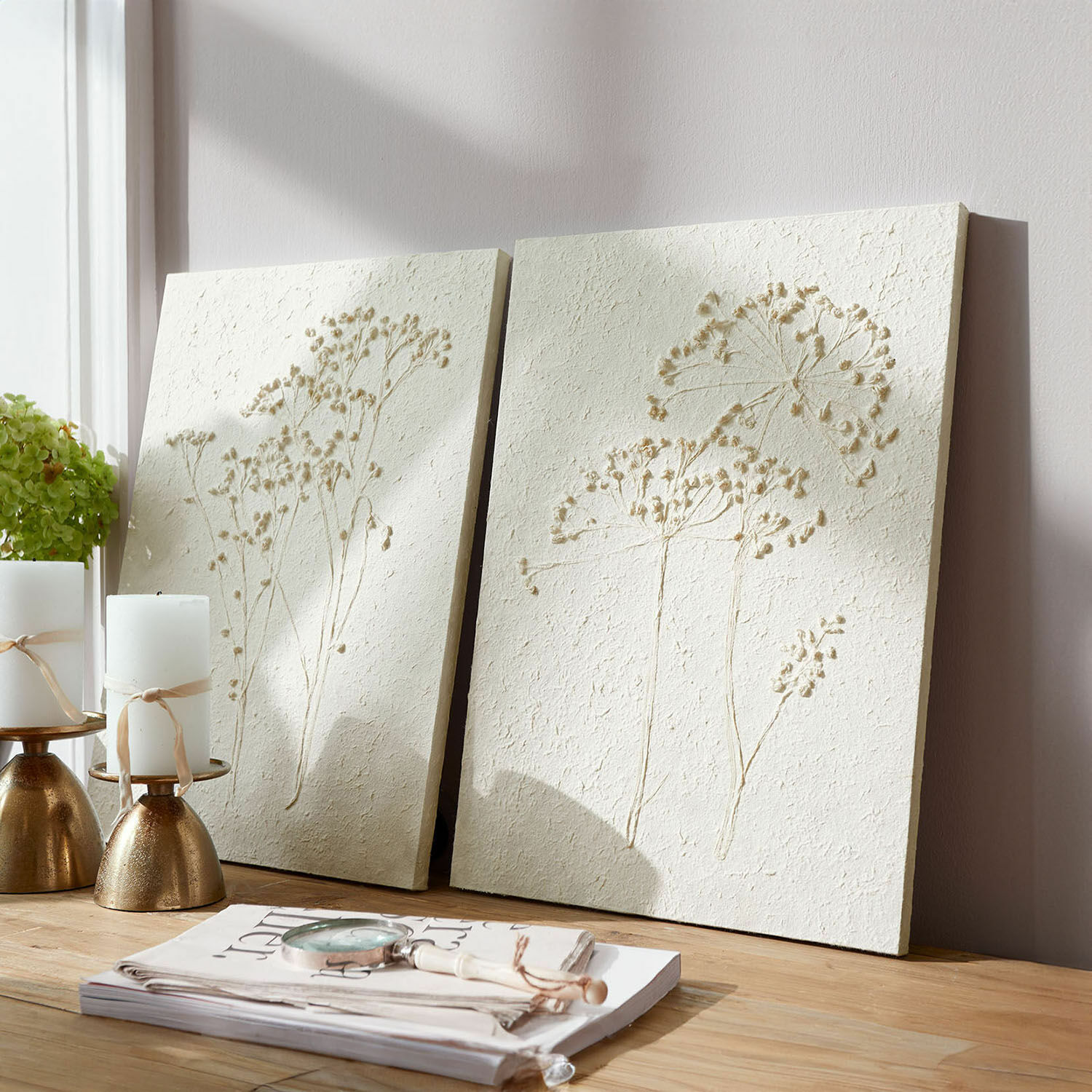 Lot de 2 tableaux Tiloren Panneaux décoratifs muraux crème avec relief floral posés sur une table en bois clair