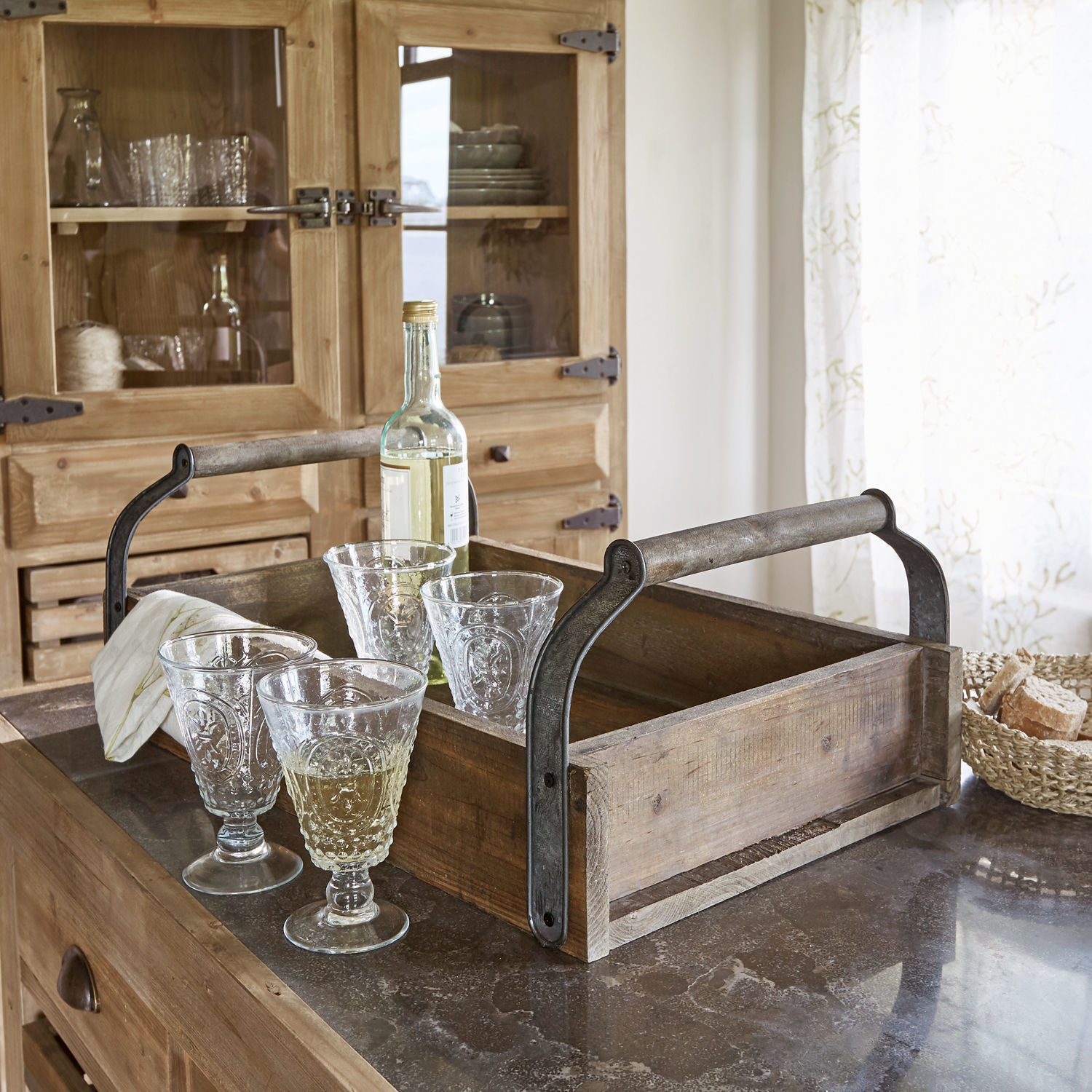 Plateau Perryham Caisse en bois avec poignées en métal sur plan de travail avec verres et bouteille de vin
