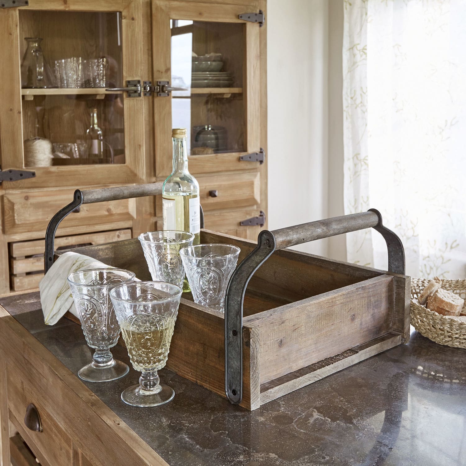 Plateau Perryham Caisse en bois avec poignées en métal sur plan de travail avec verres et bouteille de vin