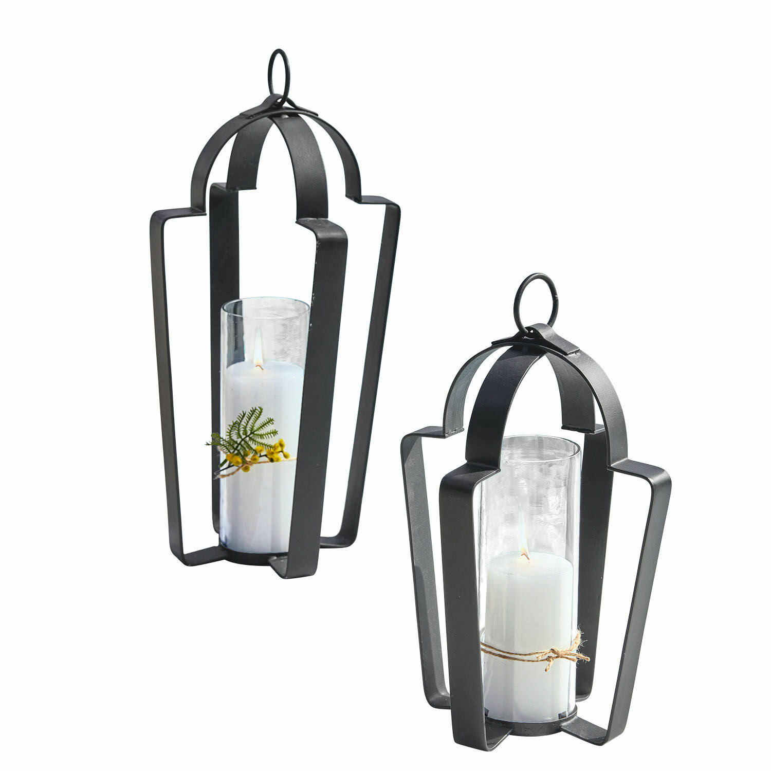 Lot de 2 lanternes Cime Ensemble de deux lanternes en métal noir avec bougies blanches et protections en verre, décoration intérieure