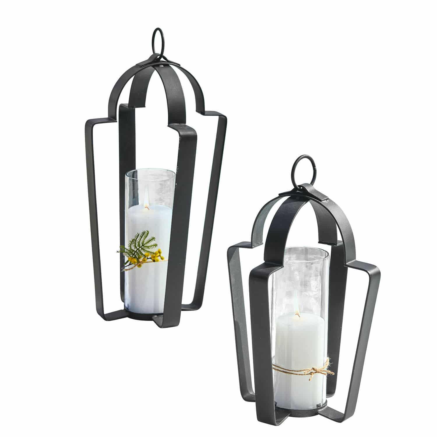 Lot de 2 lanternes Cime Ensemble de deux lanternes en métal noir avec bougies blanches et protections en verre, décoration intérieure