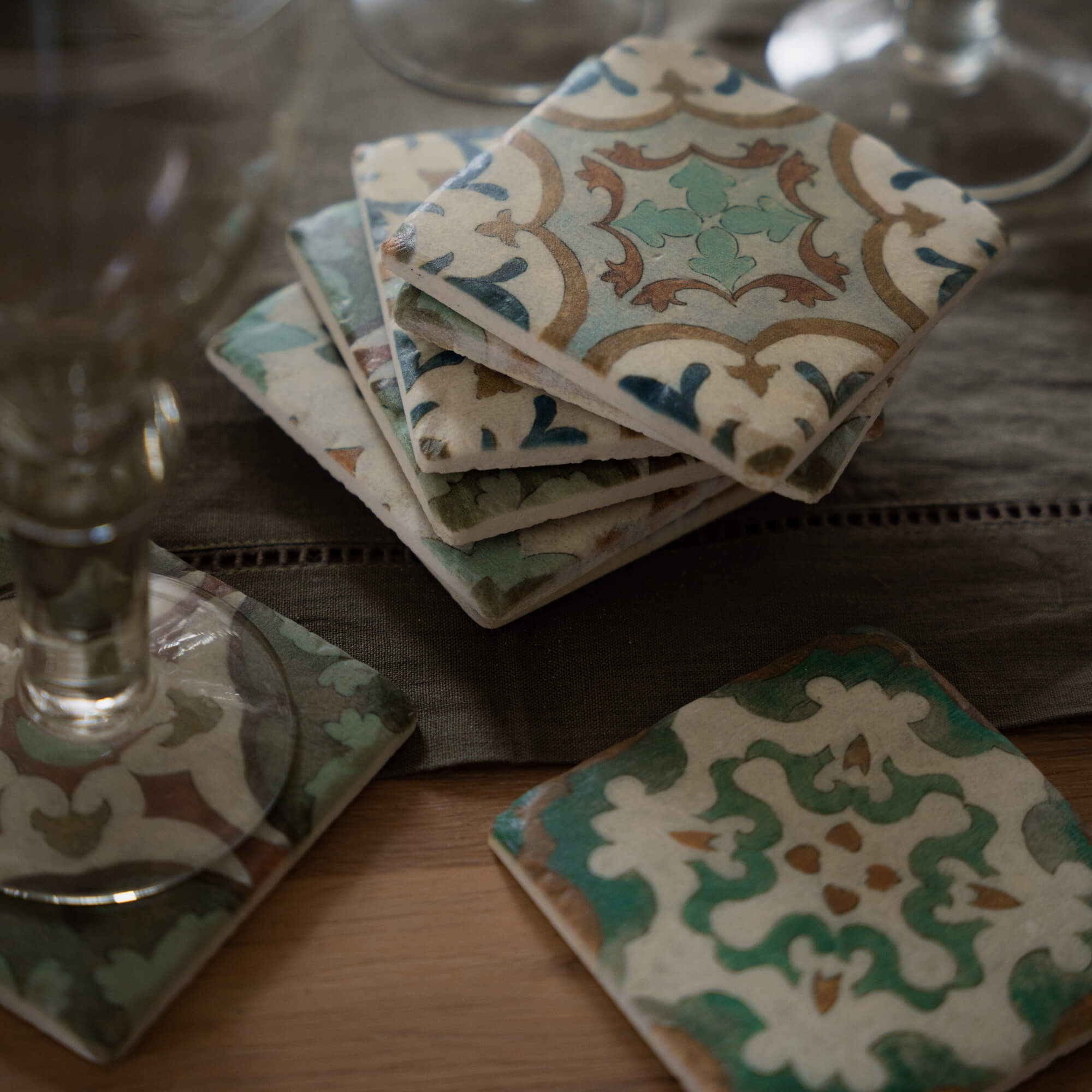 Ensemble de sous-verres en céramique à motifs vintage verts et bruns pour protéger les meubles