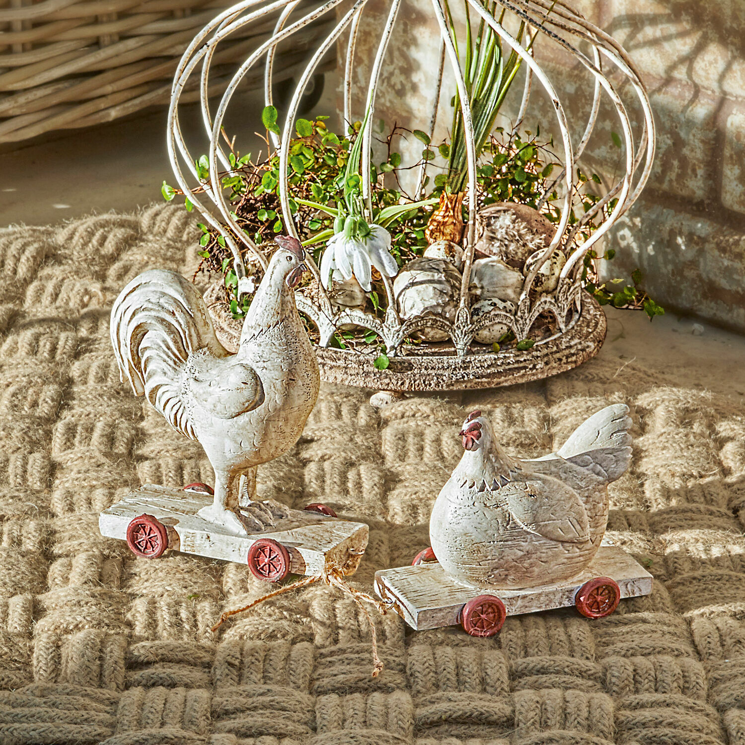 Coq et poule Mesnil Décorations en bois de coq et poule sur roulettes dans un style rustique sur tapis beige