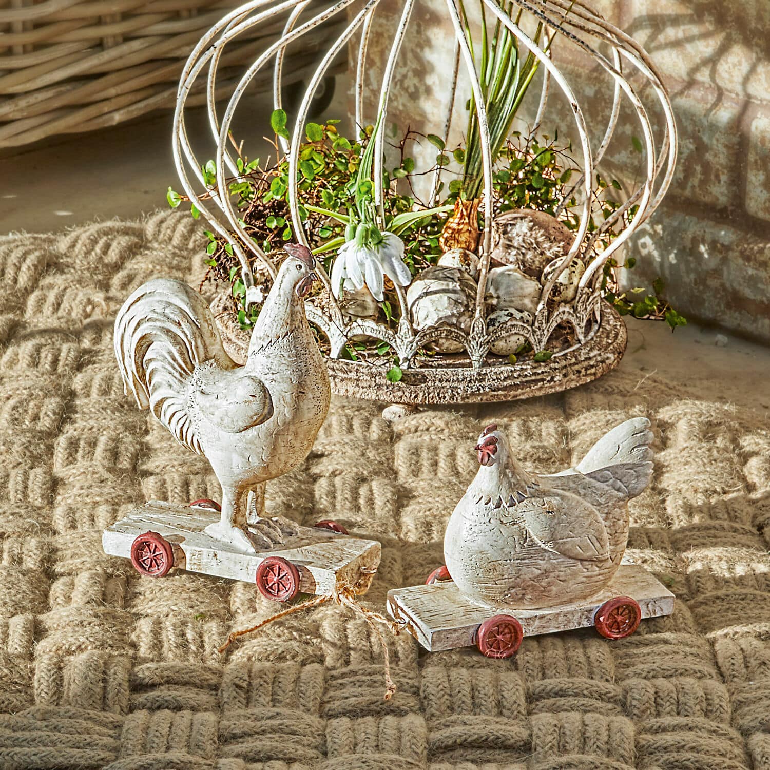 Coq et poule Mesnil Décorations en bois de coq et poule sur roulettes dans un style rustique sur tapis beige