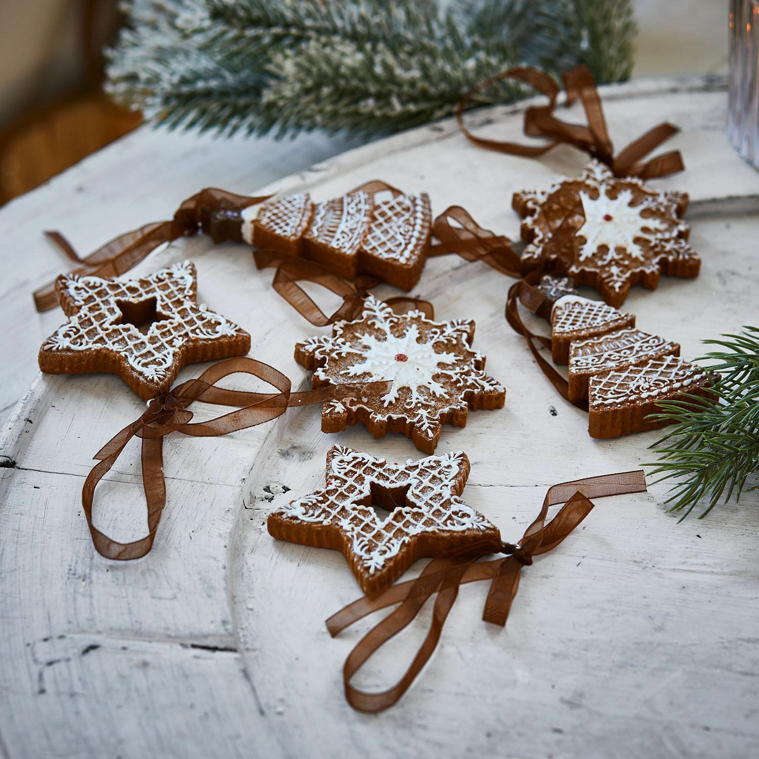 Pendentif set de 6 Chimayo Ensemble de décorations de Noël en pain d'épices avec glaçage blanc et rubans marron sur table en bois