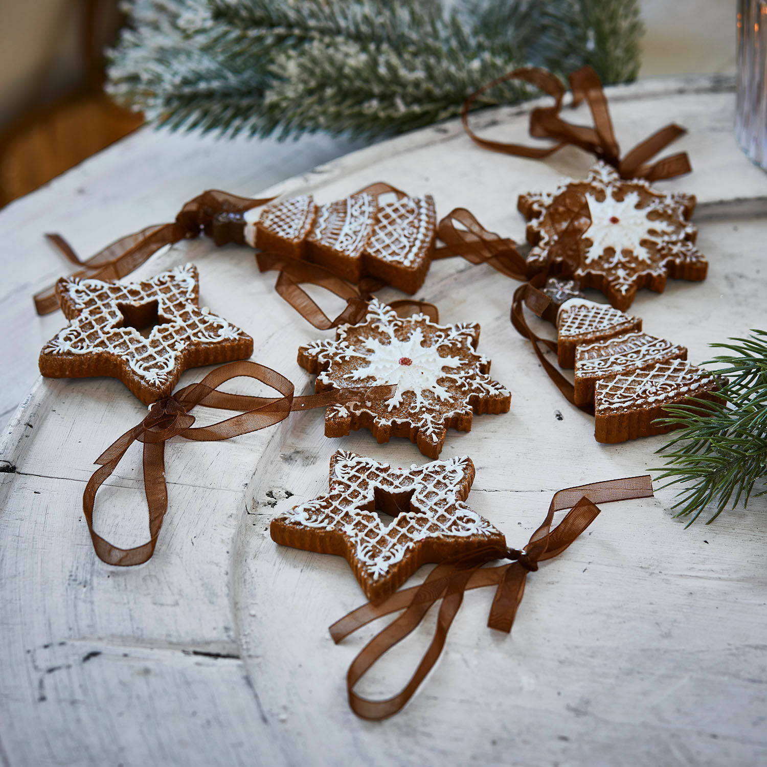 Pendentif set de 6 Chimayo Ensemble de décorations de Noël en pain d'épices avec glaçage blanc et rubans marron sur table en bois