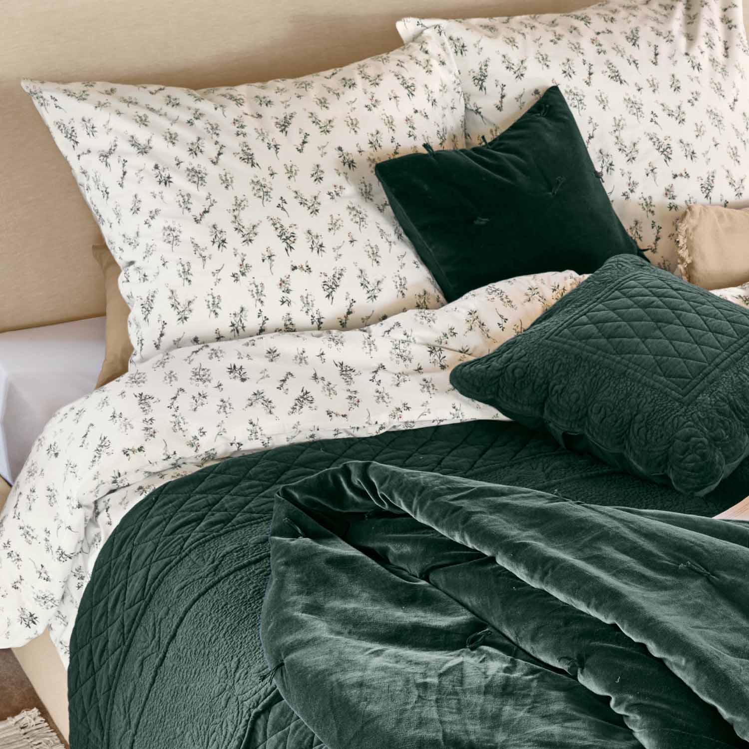 Ensemble de literie en coton avec motif floral blanc et couverture en velours vert foncé avec coussins assortis