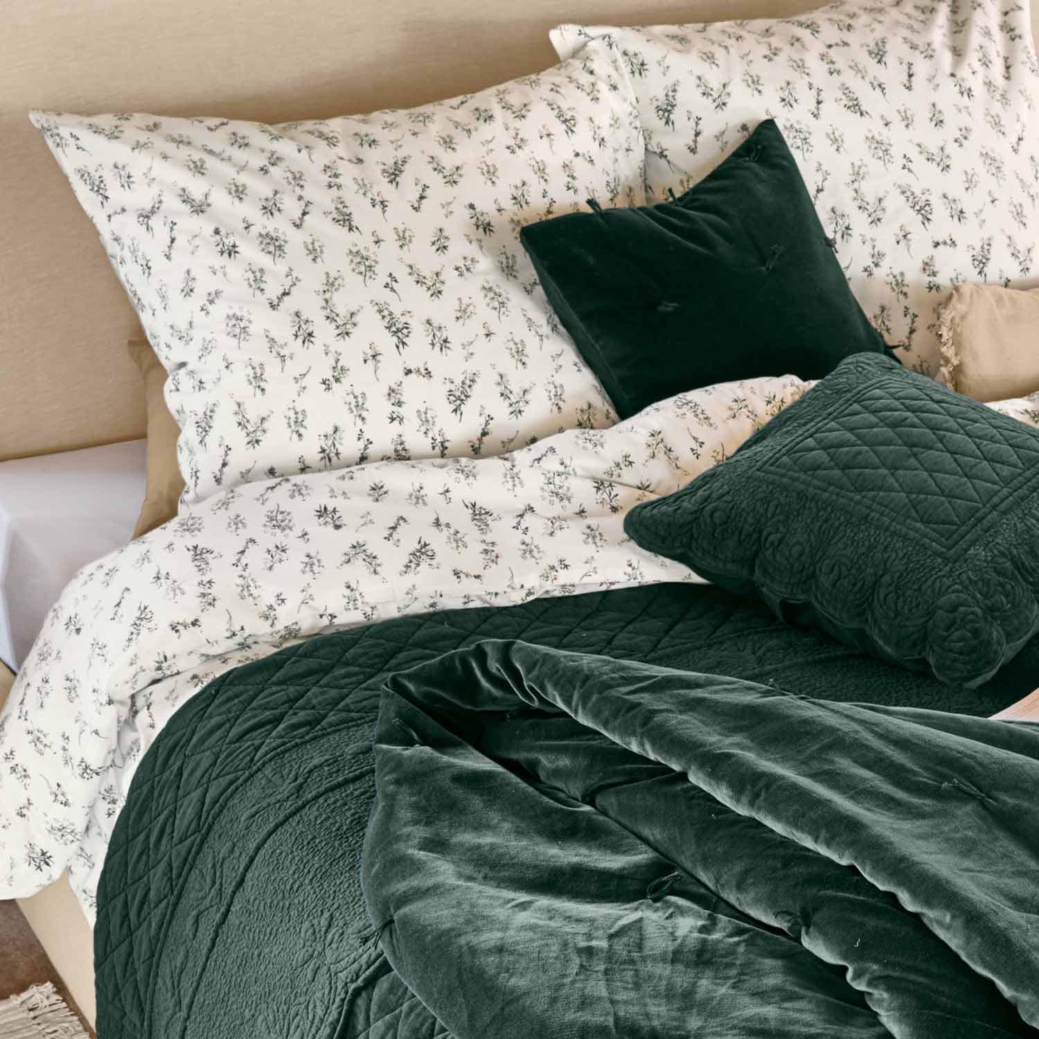 Ensemble de literie en coton avec motif floral blanc et couverture en velours vert foncé avec coussins assortis