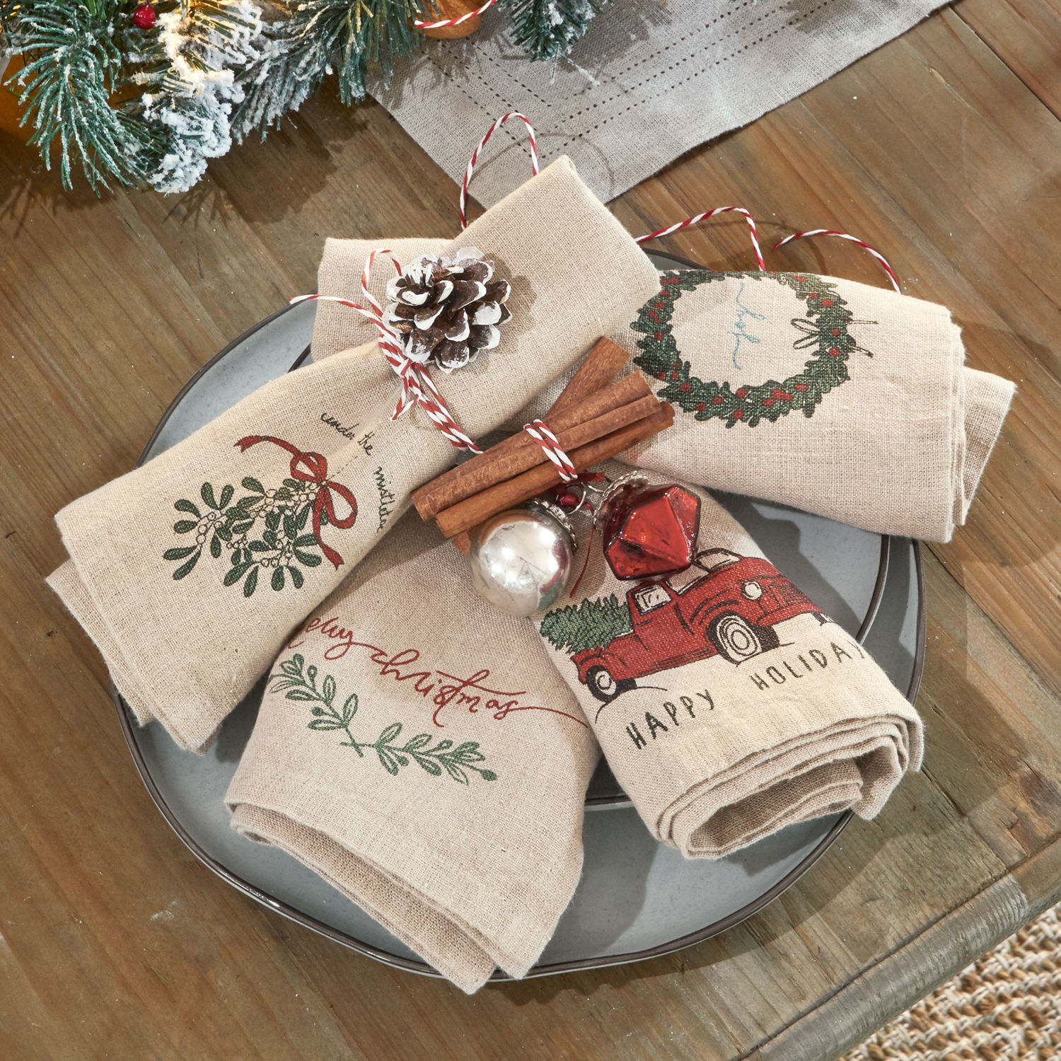 Lot de 4 serviettes Camon Serviettes de Noël en lin avec motifs de voiture rouge et couronne sur table en bois rustique