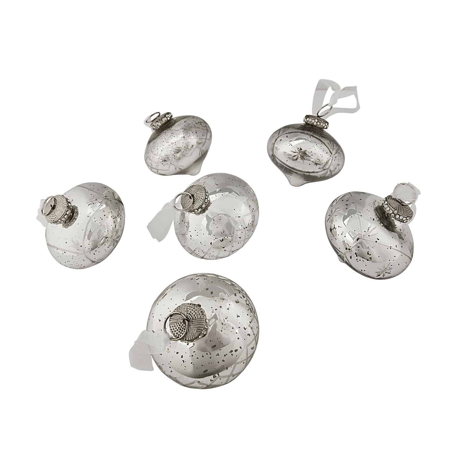 Ensemble de six boules de Noël en verre argenté avec motifs délicats et attaches métalliques