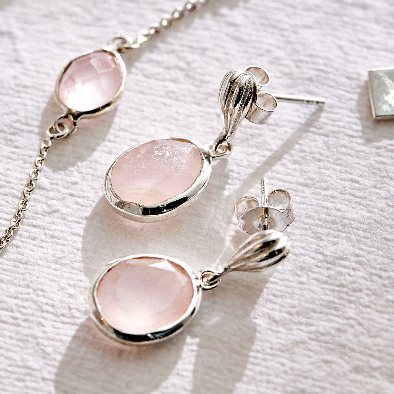 Boucles d'oreilles Meadow Boucles d'oreilles en argent avec pierre rose ovale, bijou féminin délicat