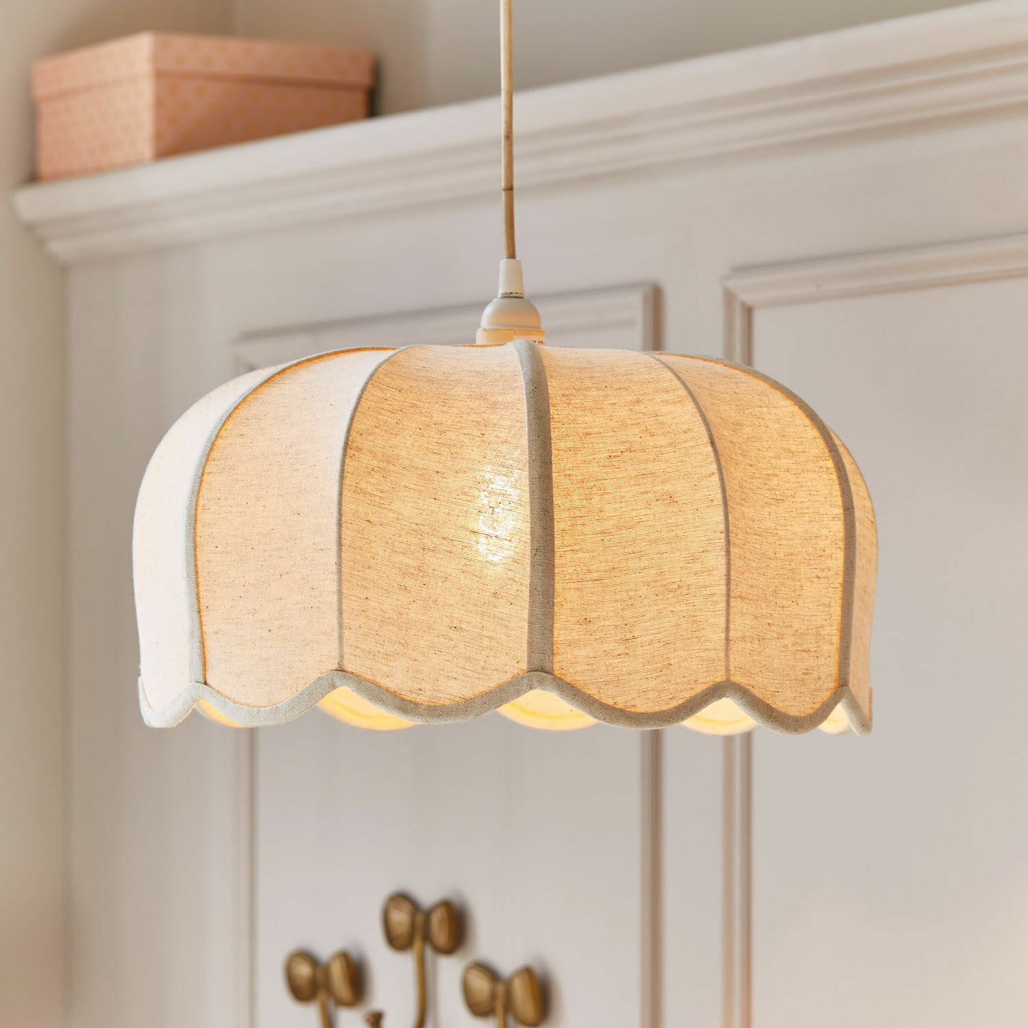 Suspension Ljosna Suspension en tissu beige clair avec forme ondulée, lampe décorative pour salon, éclairage intérieur doux